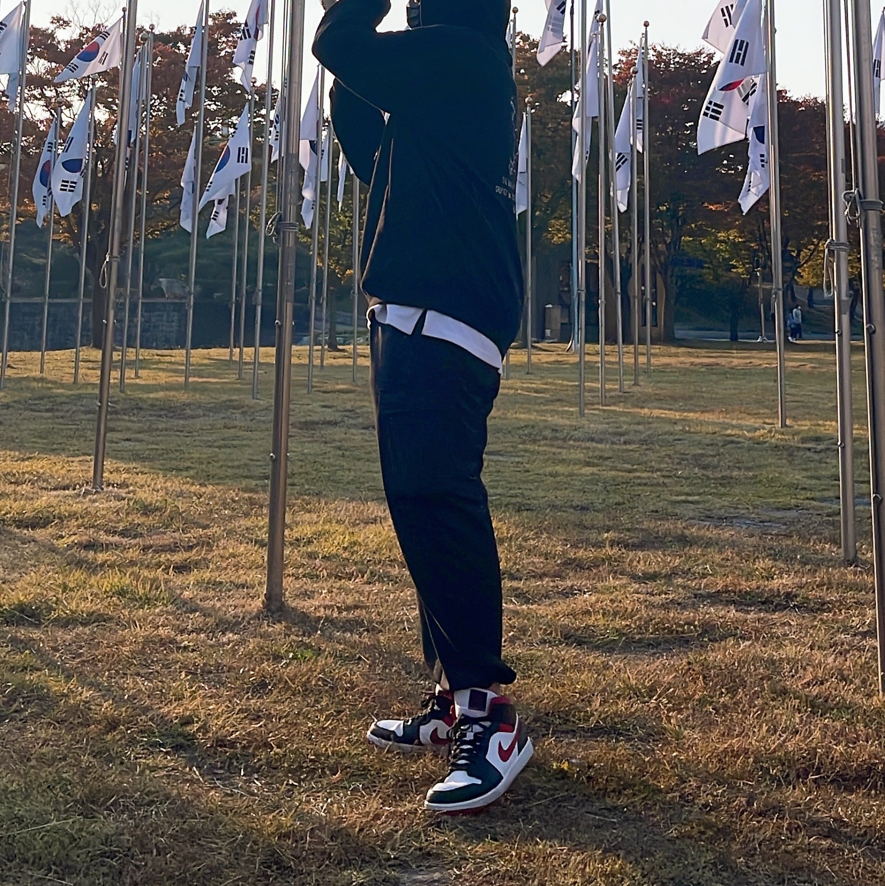 Jordan 1 Mid Gym Red Black White 착용 스타일