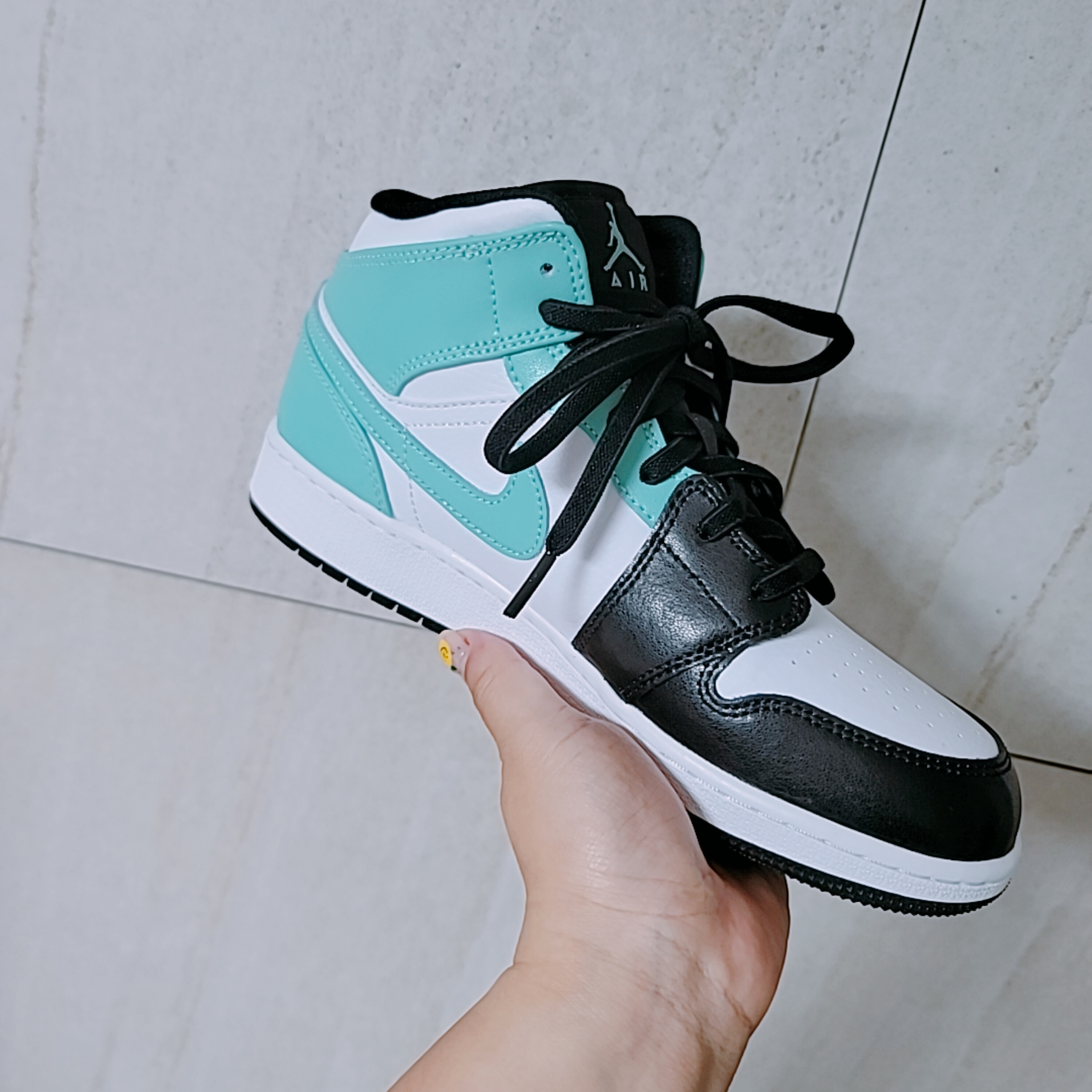 Jordan 1 Mid Tropical Twist 착용 스타일 - 4