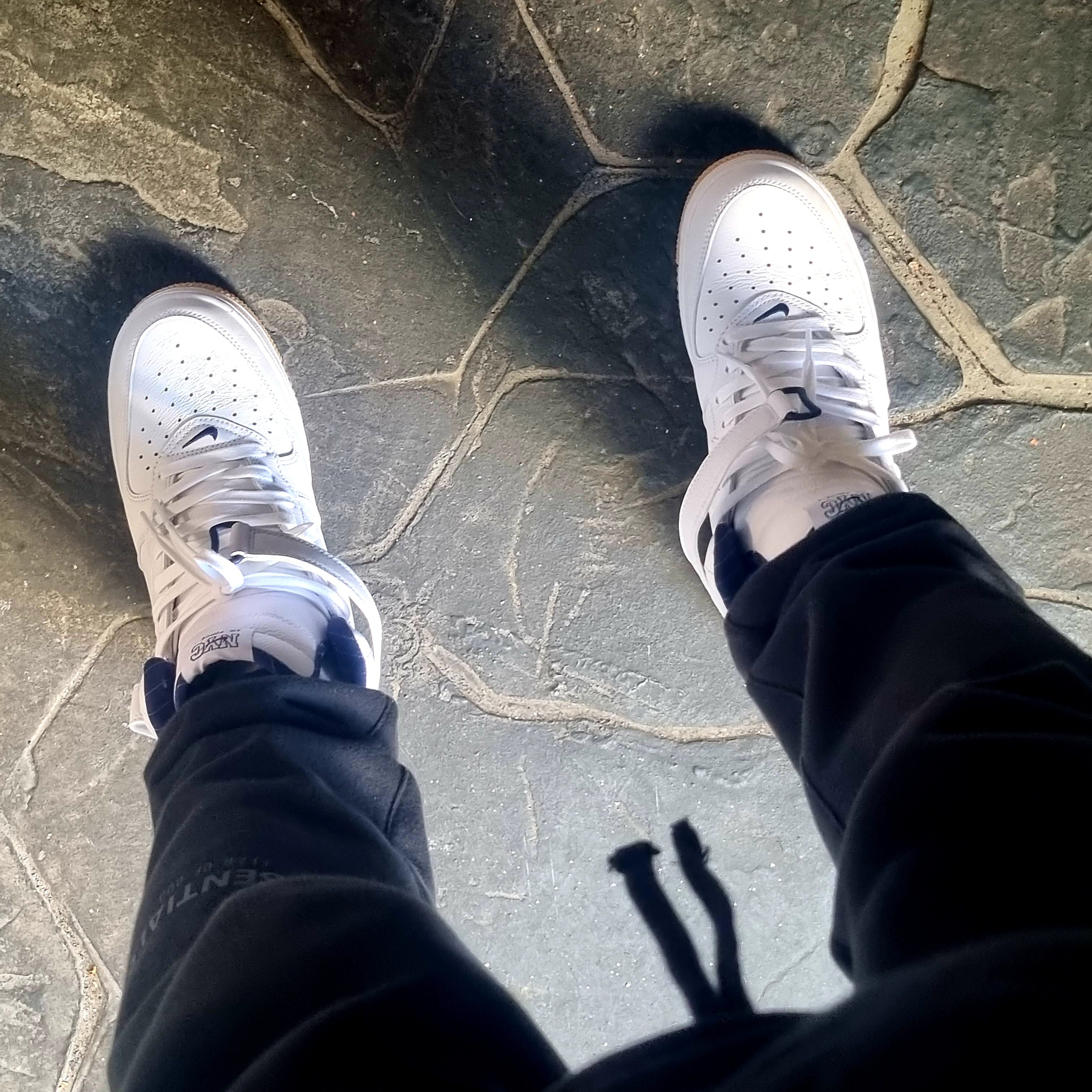 Nike Air Force 1 Mid QS NYC White Midnight Navy, Essentials Sweatpants Dark Slate/Black 2020 착용 스타일