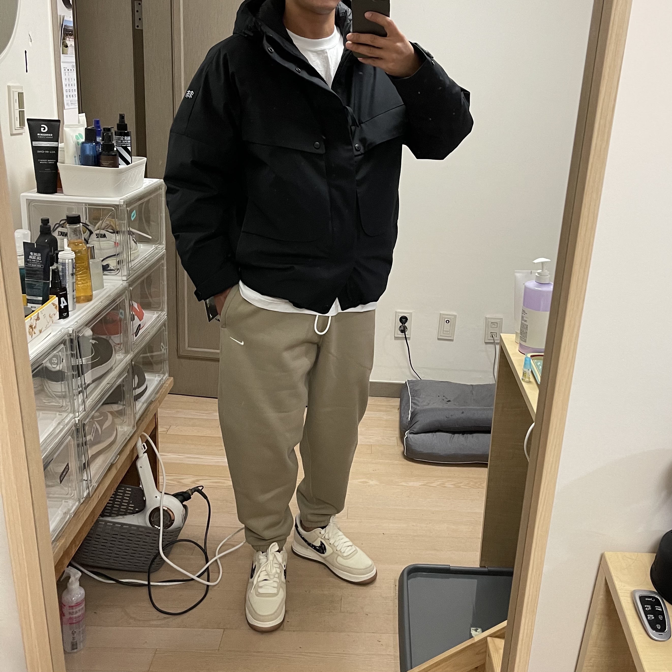 Nike Air Force 1 '07 LV8 Paisley Swoosh, Nike NRG Solo Swoosh Fleece Pants Khaki - US/EU 착용 스타일