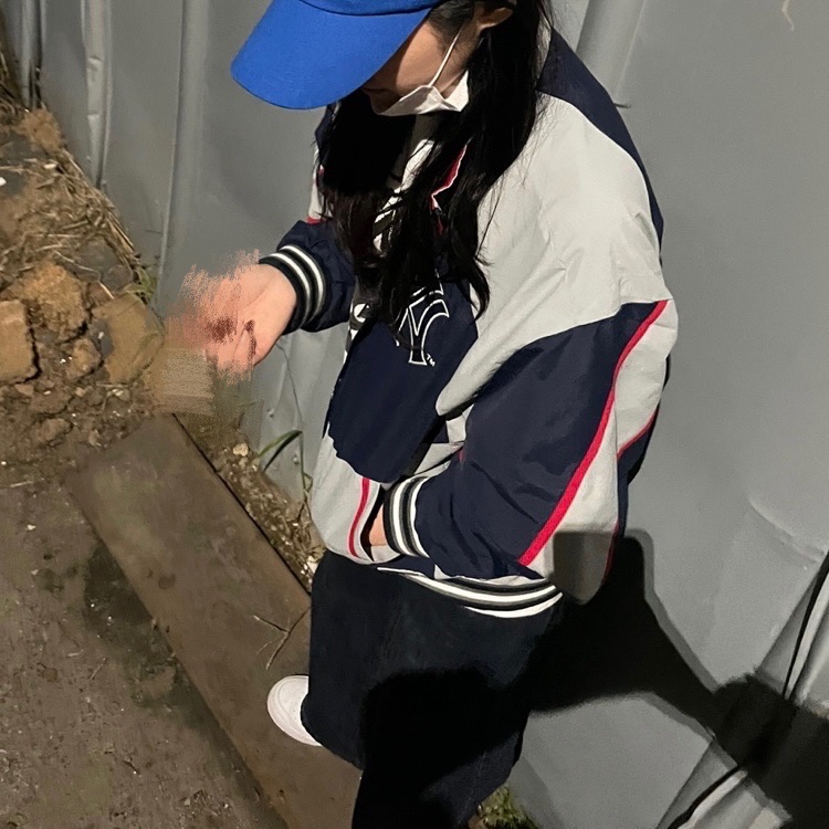 Supreme x New York Yankees Track Jacket Navy - 21FW, Stussy DSM World Tour T-Shirt White 착용 스타일