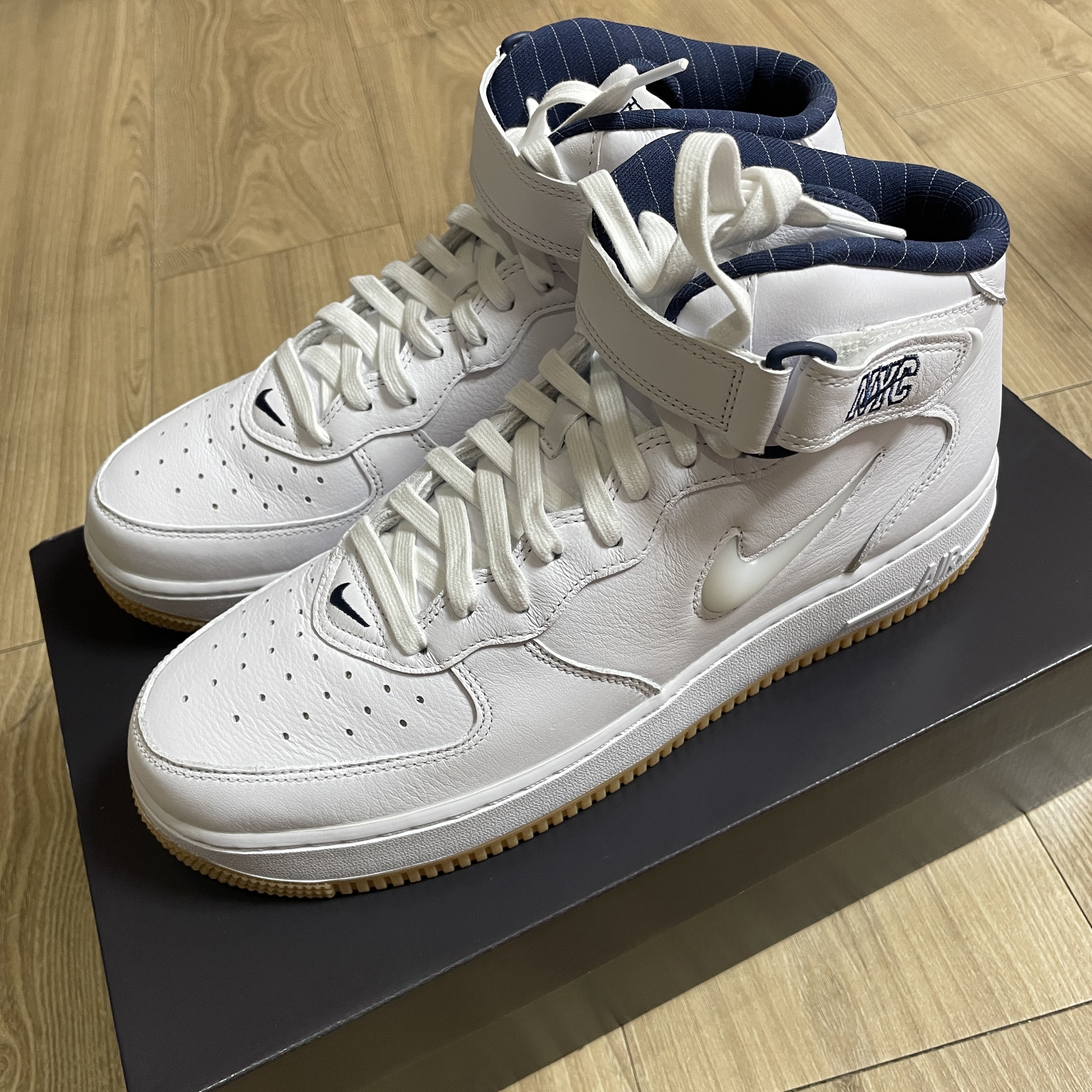 Nike Air Force 1 Mid QS NYC White Midnight Navy 착용 스타일 - 1