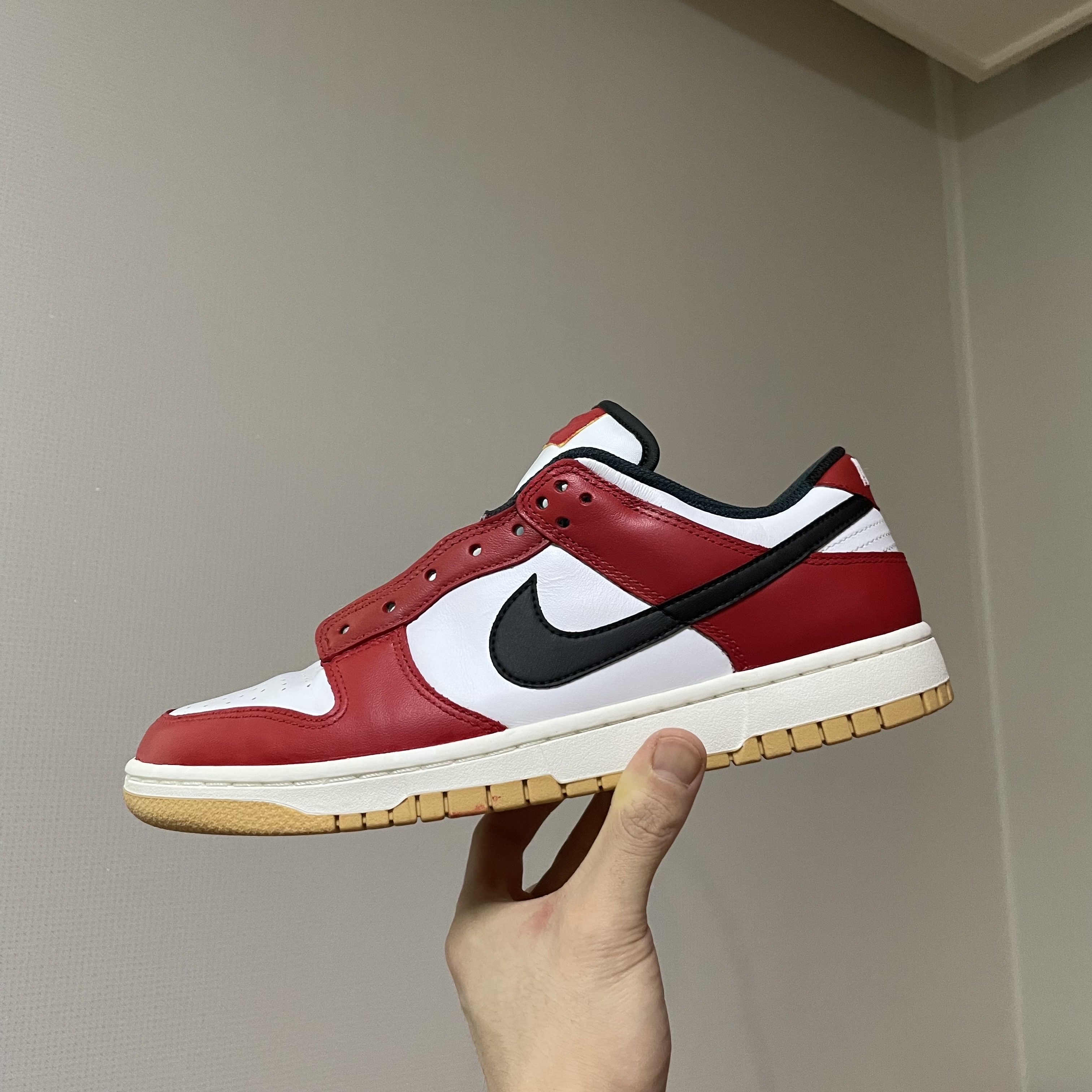 Nike Dunk Low SE Free.99 White, Jordan 1 Retro High OG Volt Gold 착용 스타일 - 1