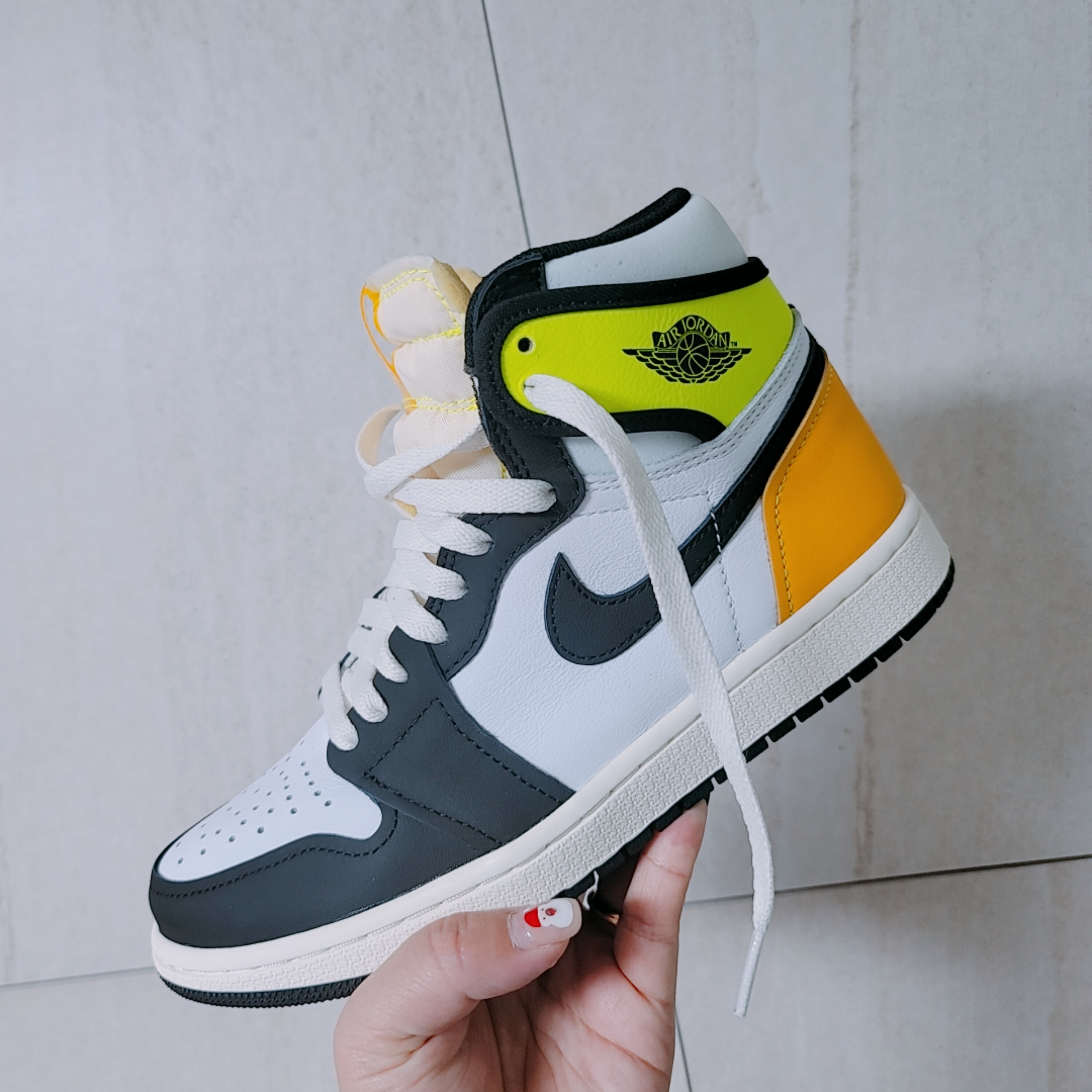 Jordan 1 Retro High OG Volt Gold 착용 스타일 - 3