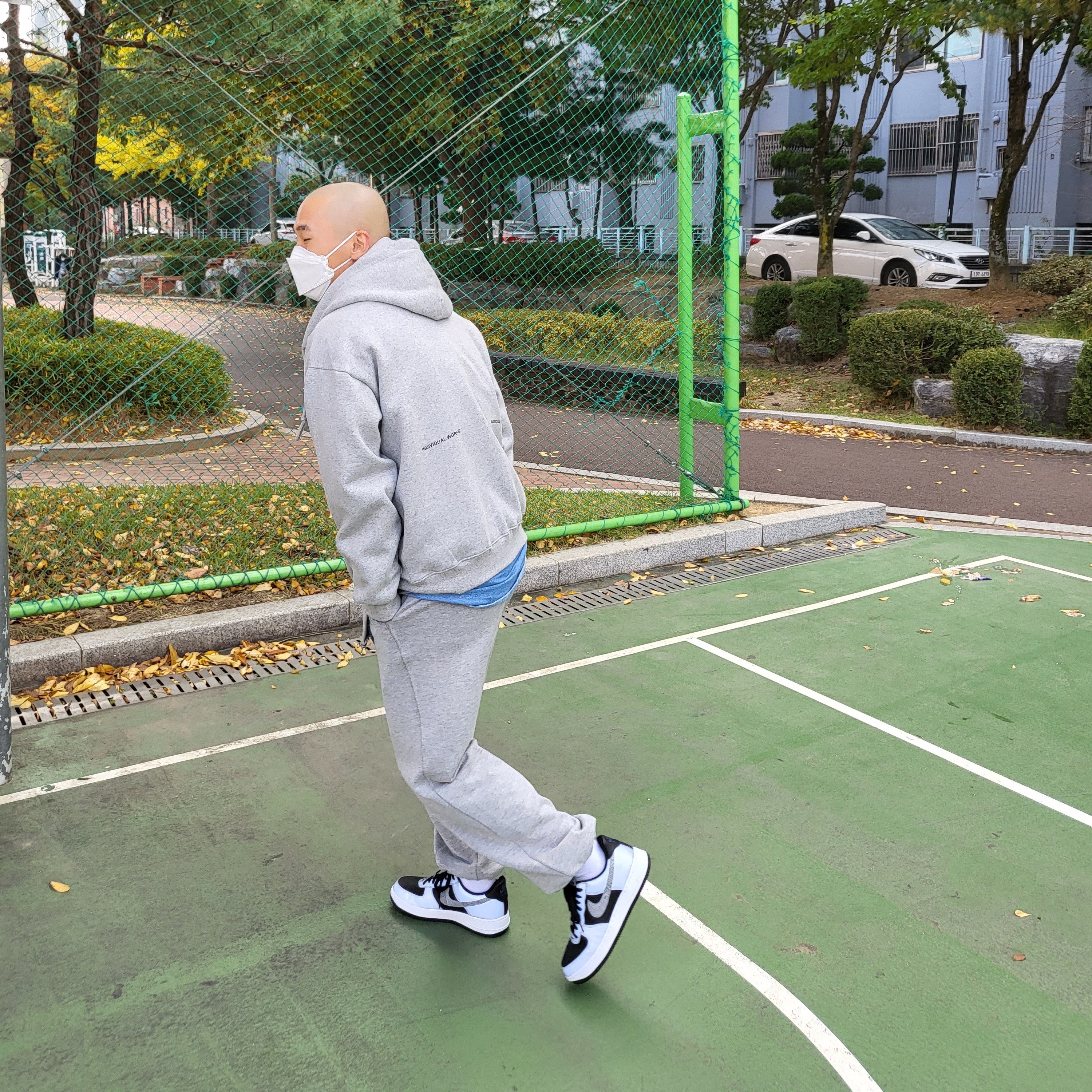 Nike Air Force 1 B Silver Snake 착용 스타일 - 3