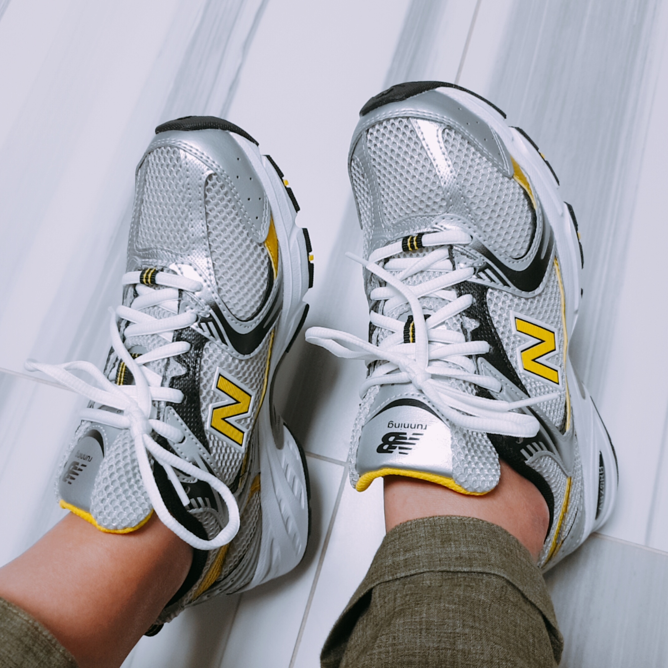 New Balance 530 Silver 착용 스타일