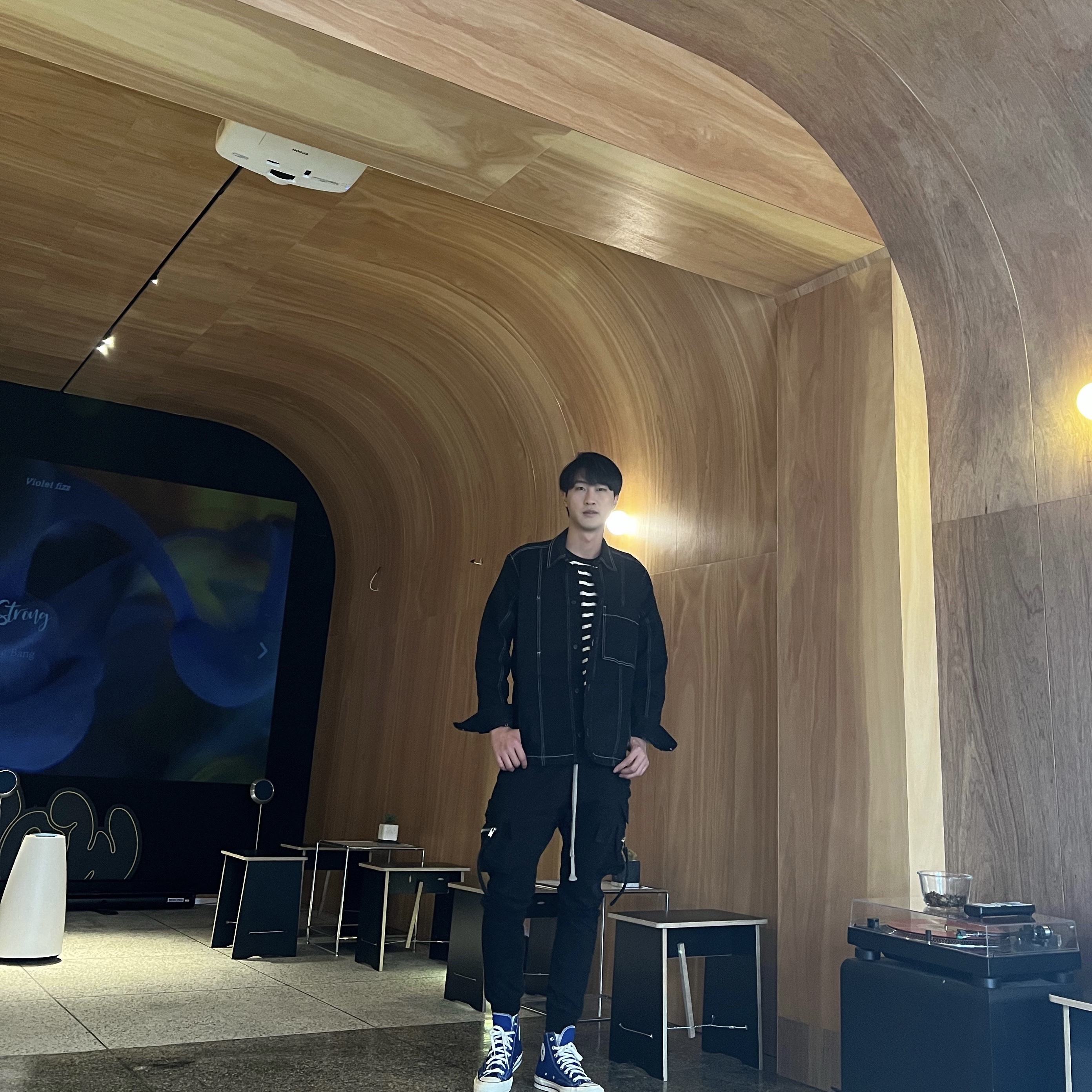 AMI de Coeur Mariniere Black, Converse Chuck 70 High Rush Blue 착용 스타일 - 2