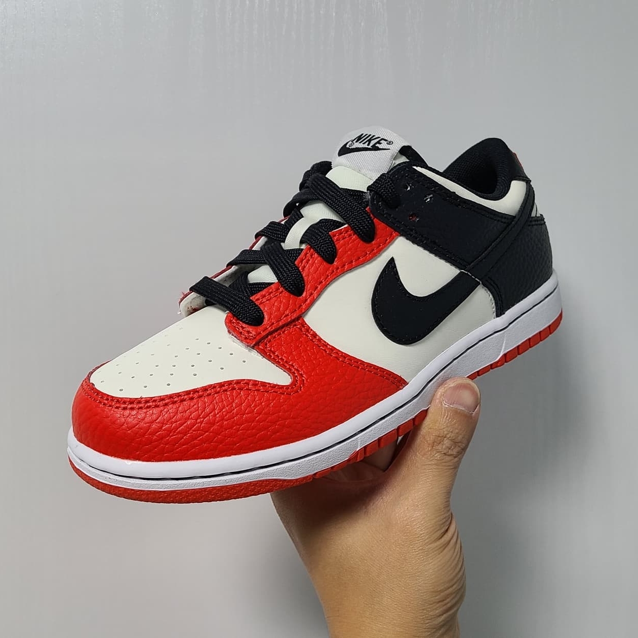 (PS) Nike x NBA Dunk Low Black and Chile Red 착용 스타일 - 1