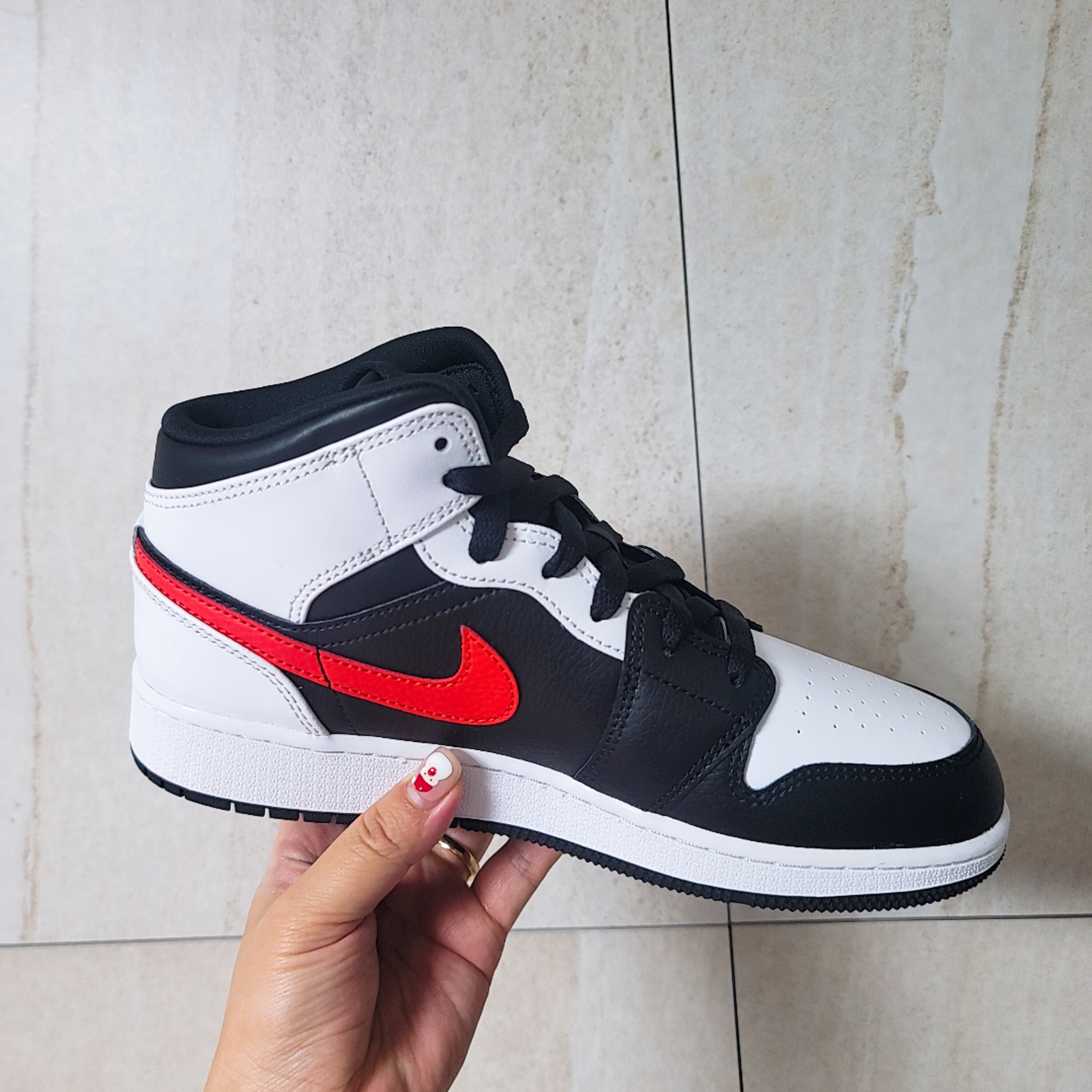 (GS) Jordan 1 Mid Black Chile Red, Essentials 3D Silicon Applique Boxy Long Sleeve T-Shirt Taupe - 20FW 착용 스타일 - 4