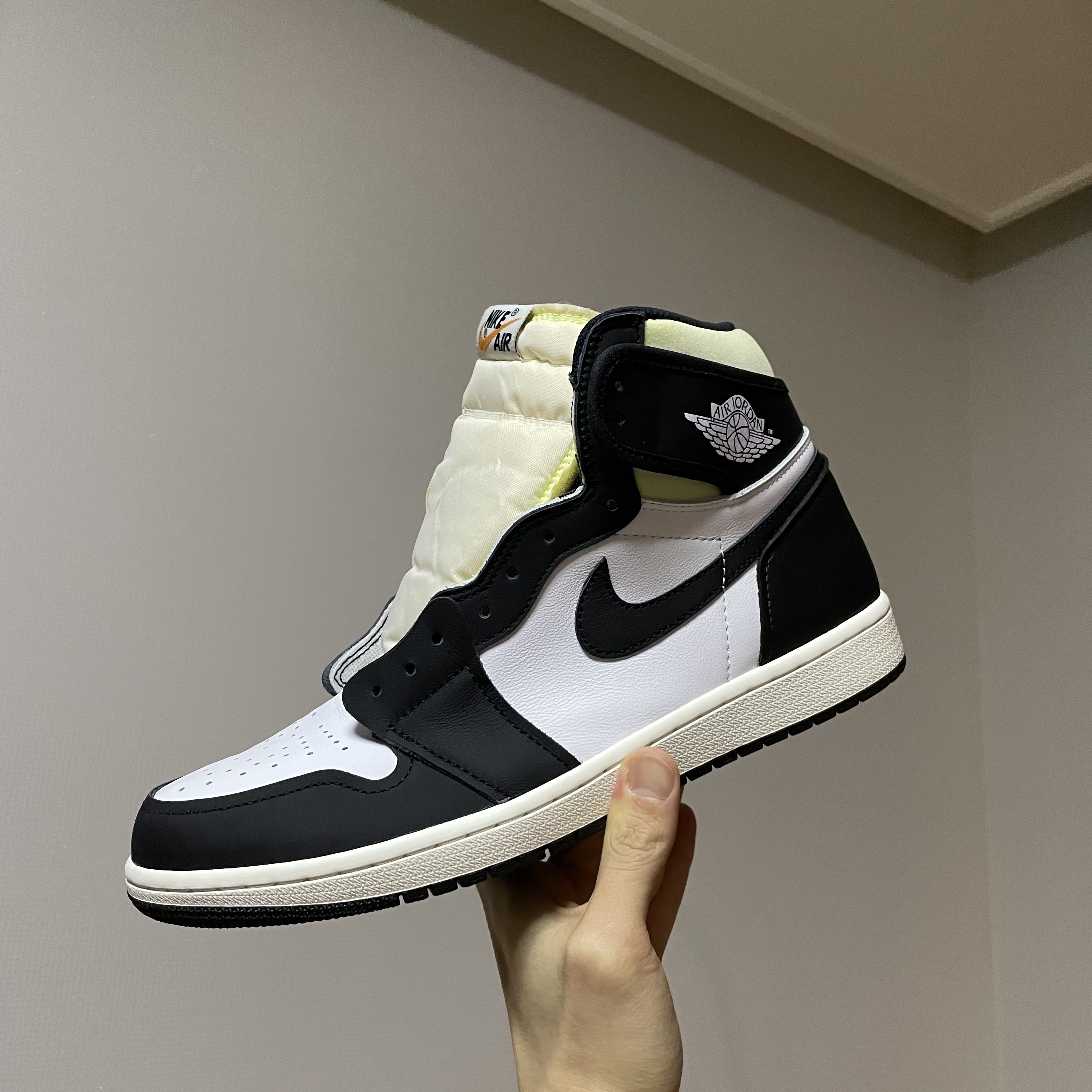 Nike Dunk Low SE Free.99 White, Jordan 1 Retro High OG Volt Gold 착용 스타일 - 2