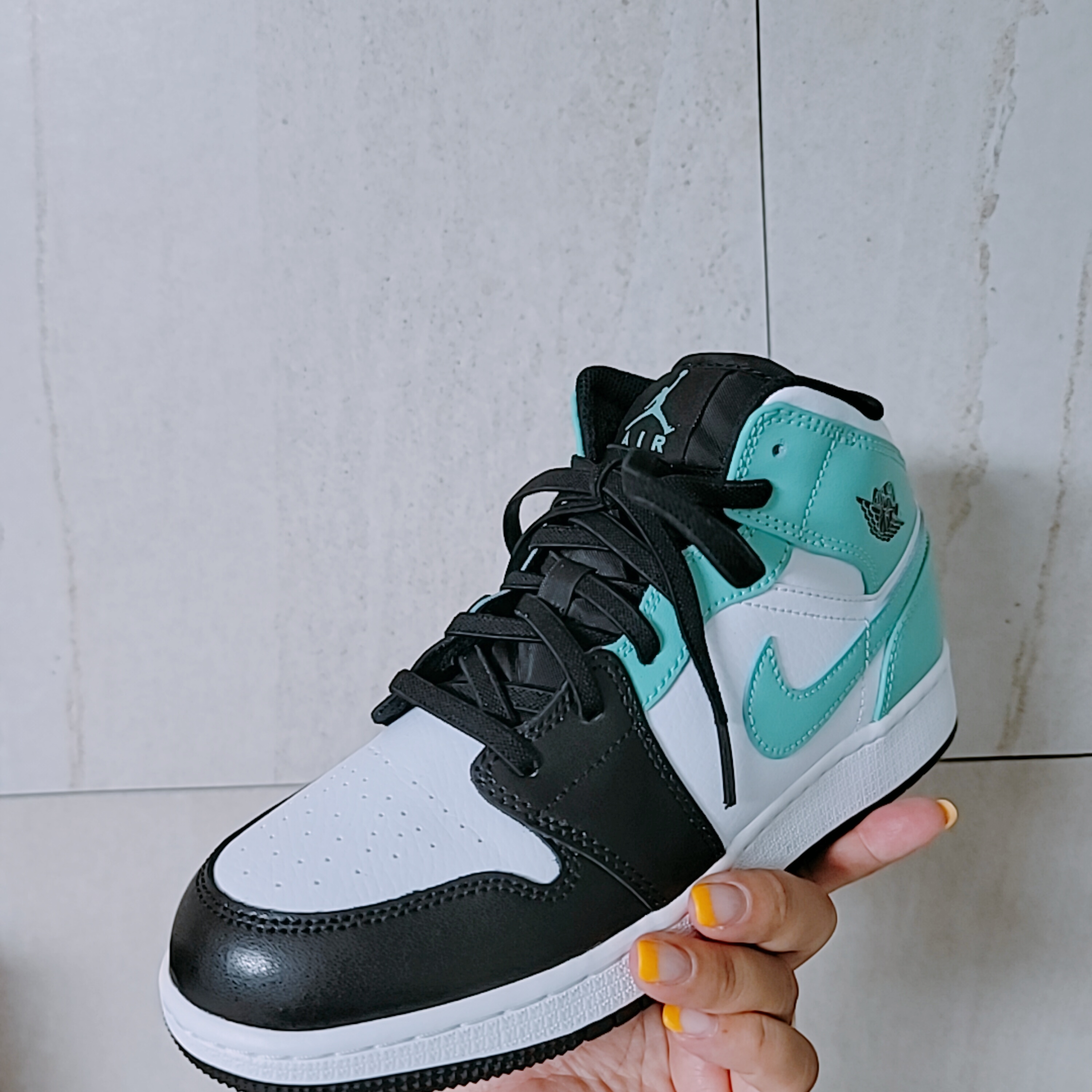 Jordan 1 Mid Tropical Twist 착용 스타일 - 2