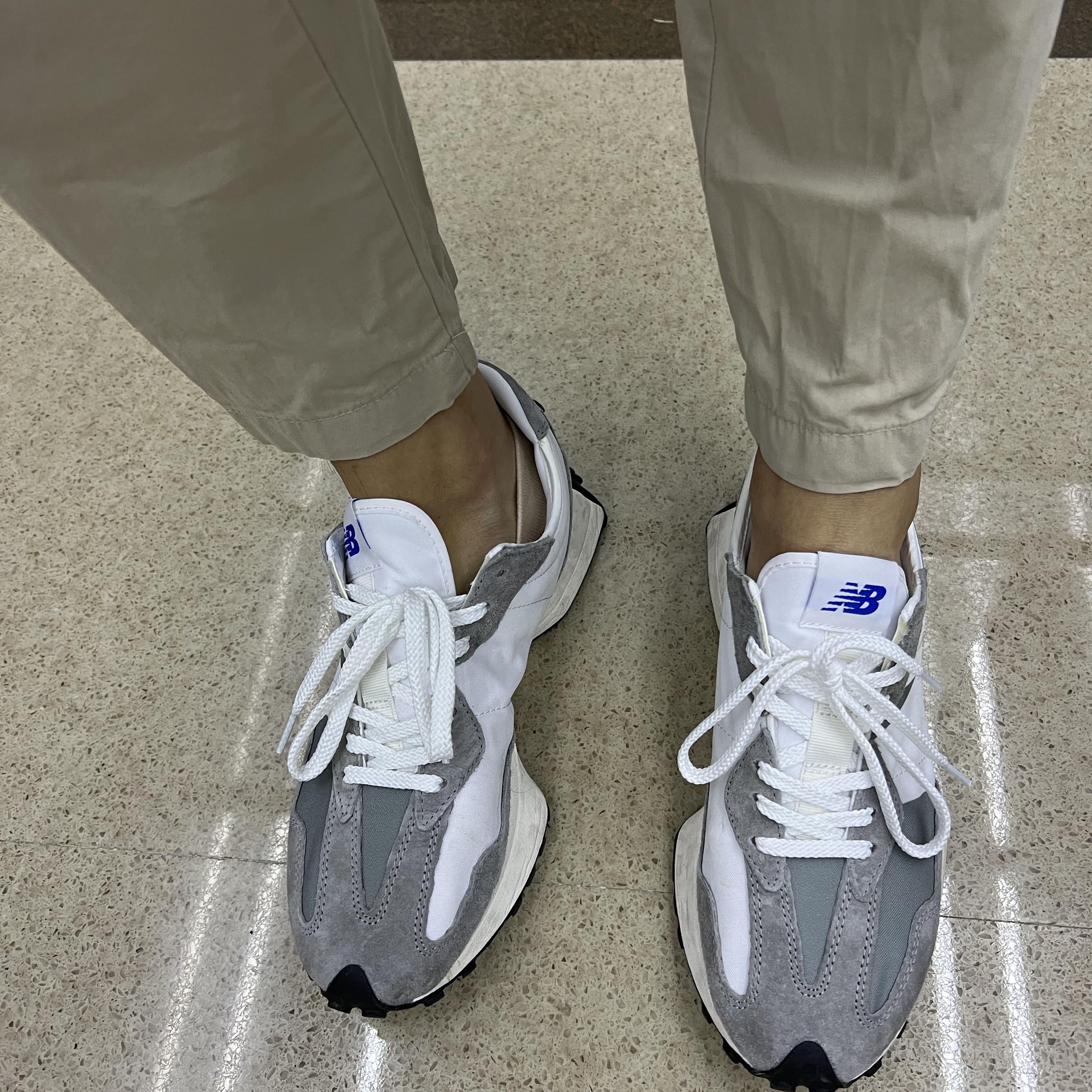 New Balance 327 Grey 착용 스타일 - 1