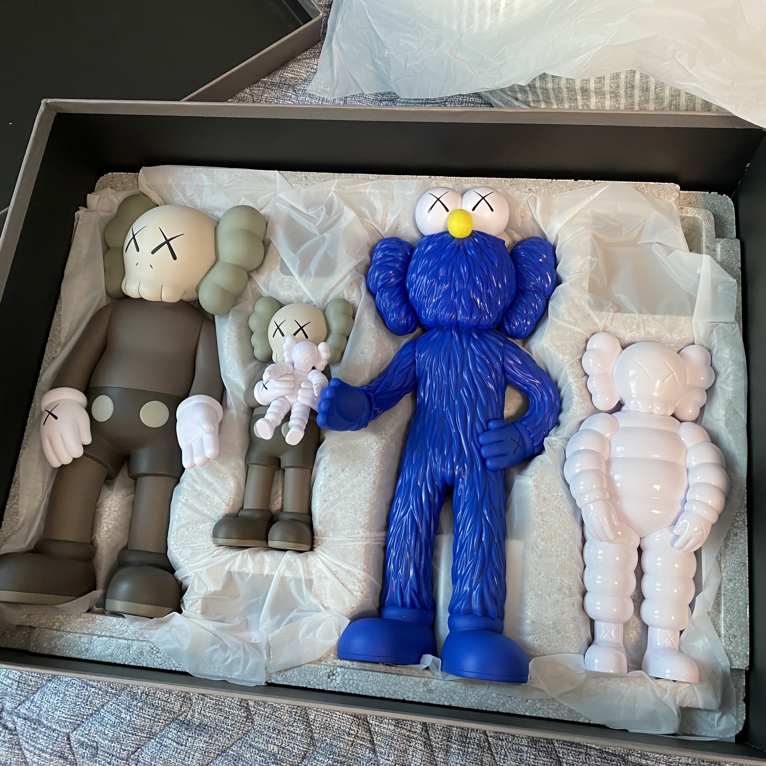 Kaws Family Vinyl Figure Brown Blue White 착용 스타일