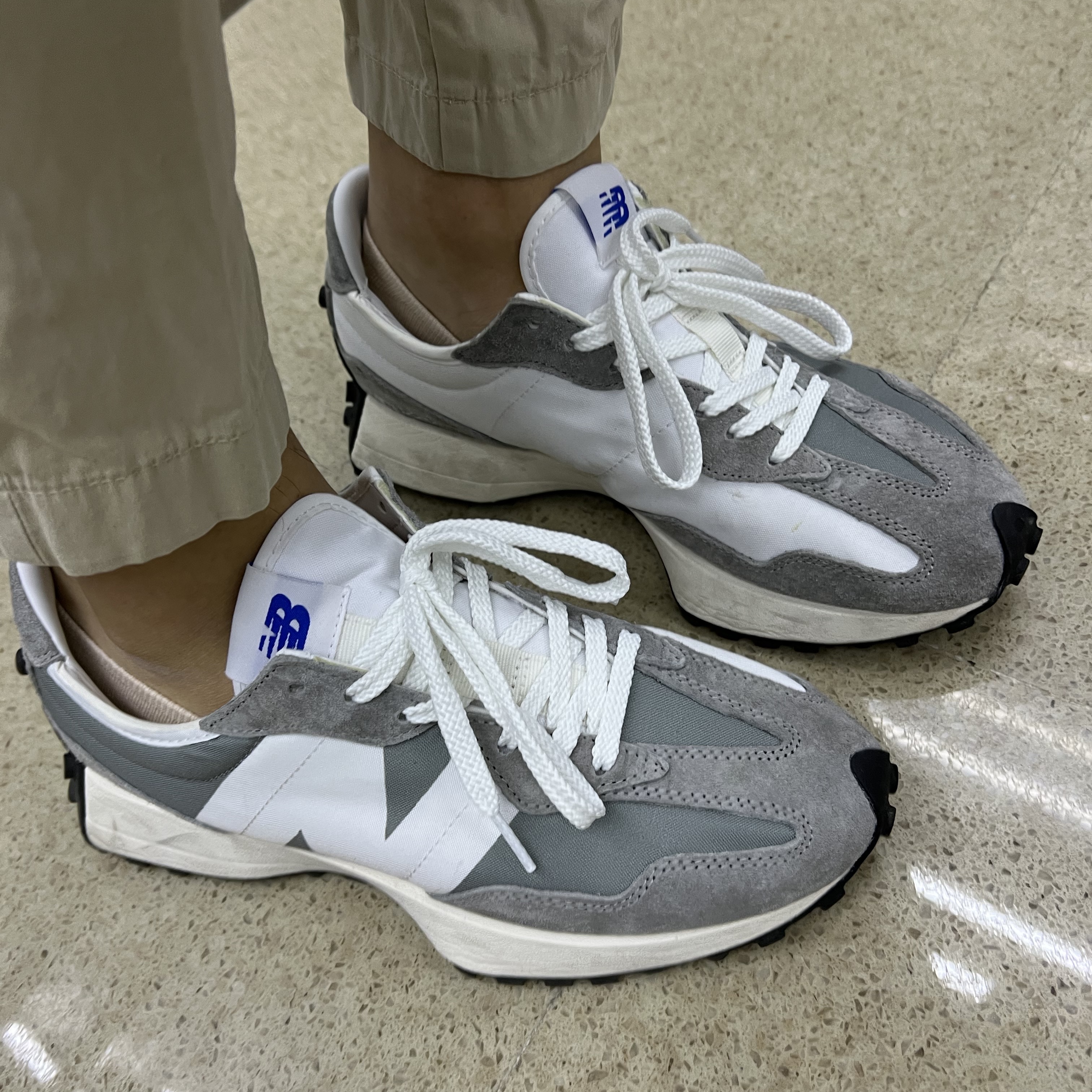 New Balance 327 Grey 착용 스타일 - 2