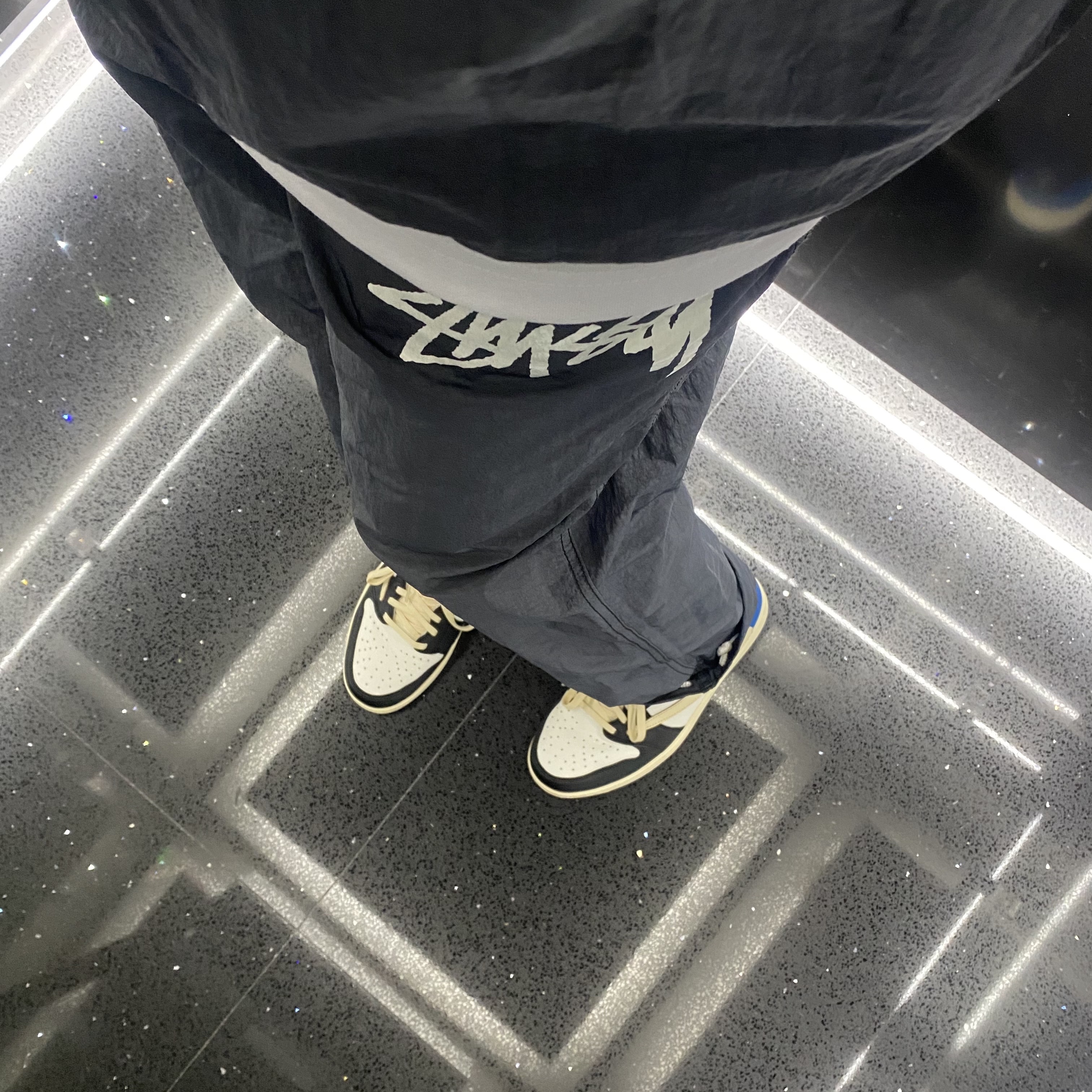 Nike x Stussy Windrunner Jacket Off Noir, Nike x Stussy Beach Pants Off Noir 착용 스타일