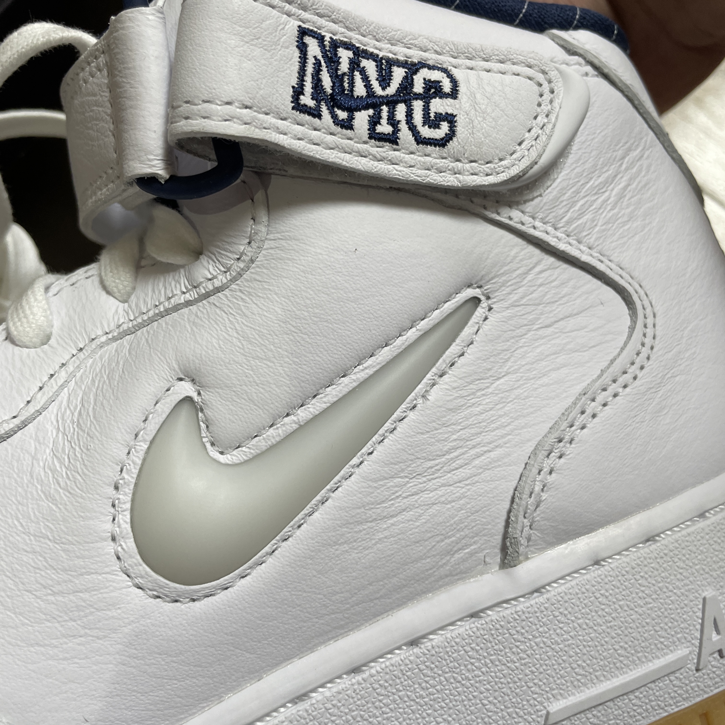 Nike Air Force 1 Mid QS NYC White Midnight Navy 착용 스타일 - 5