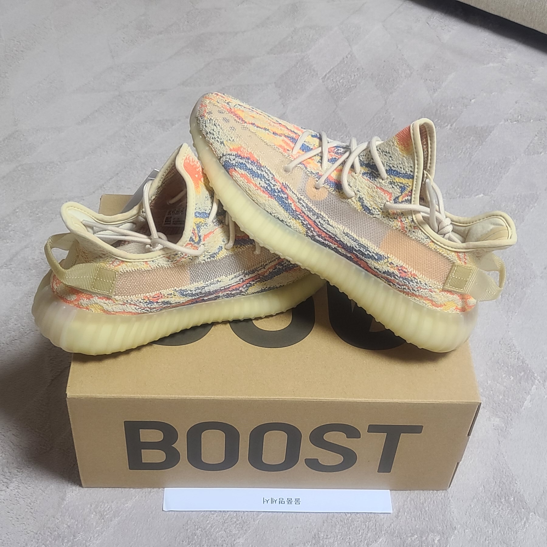 Adidas Yeezy Boost 350 V2 MX Oat 착용 스타일 - 2
