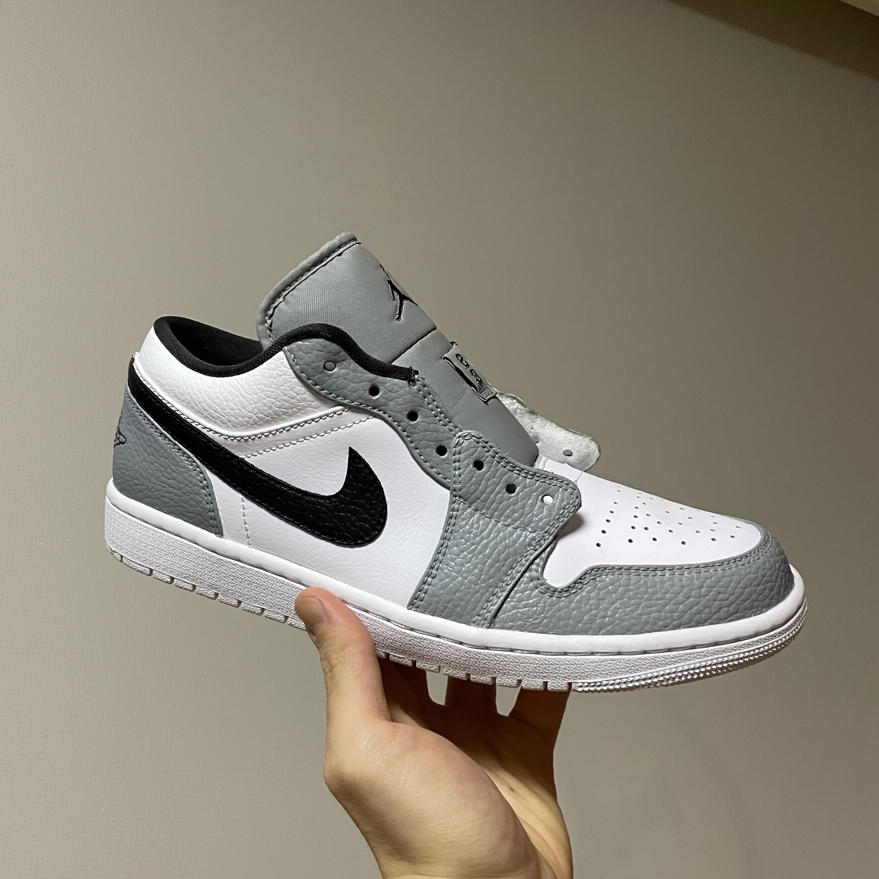 Nike Dunk Low SE Free.99 White, Jordan 1 Retro High OG Volt Gold 착용 스타일 - 4