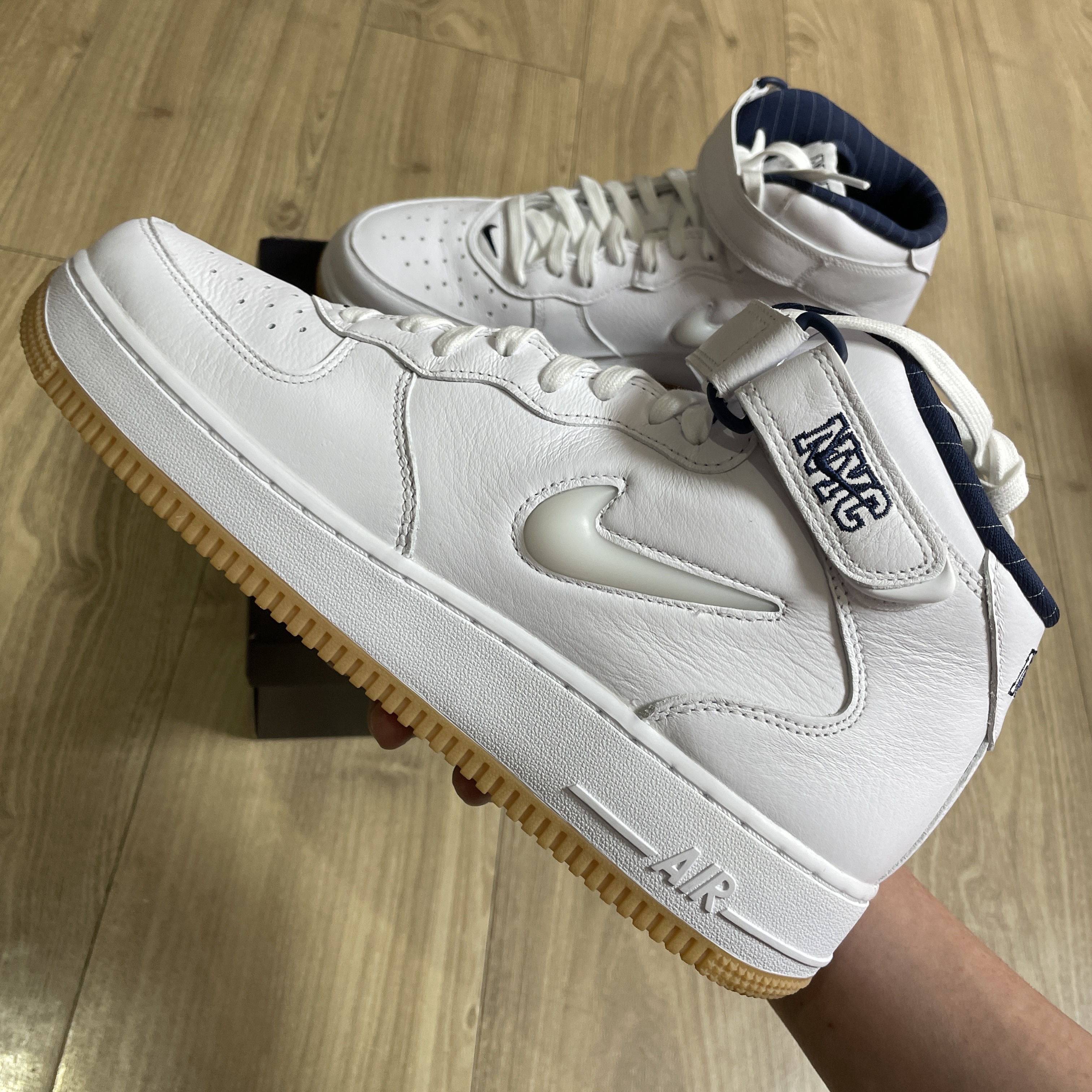 Nike Air Force 1 Mid QS NYC White Midnight Navy 착용 스타일 - 2