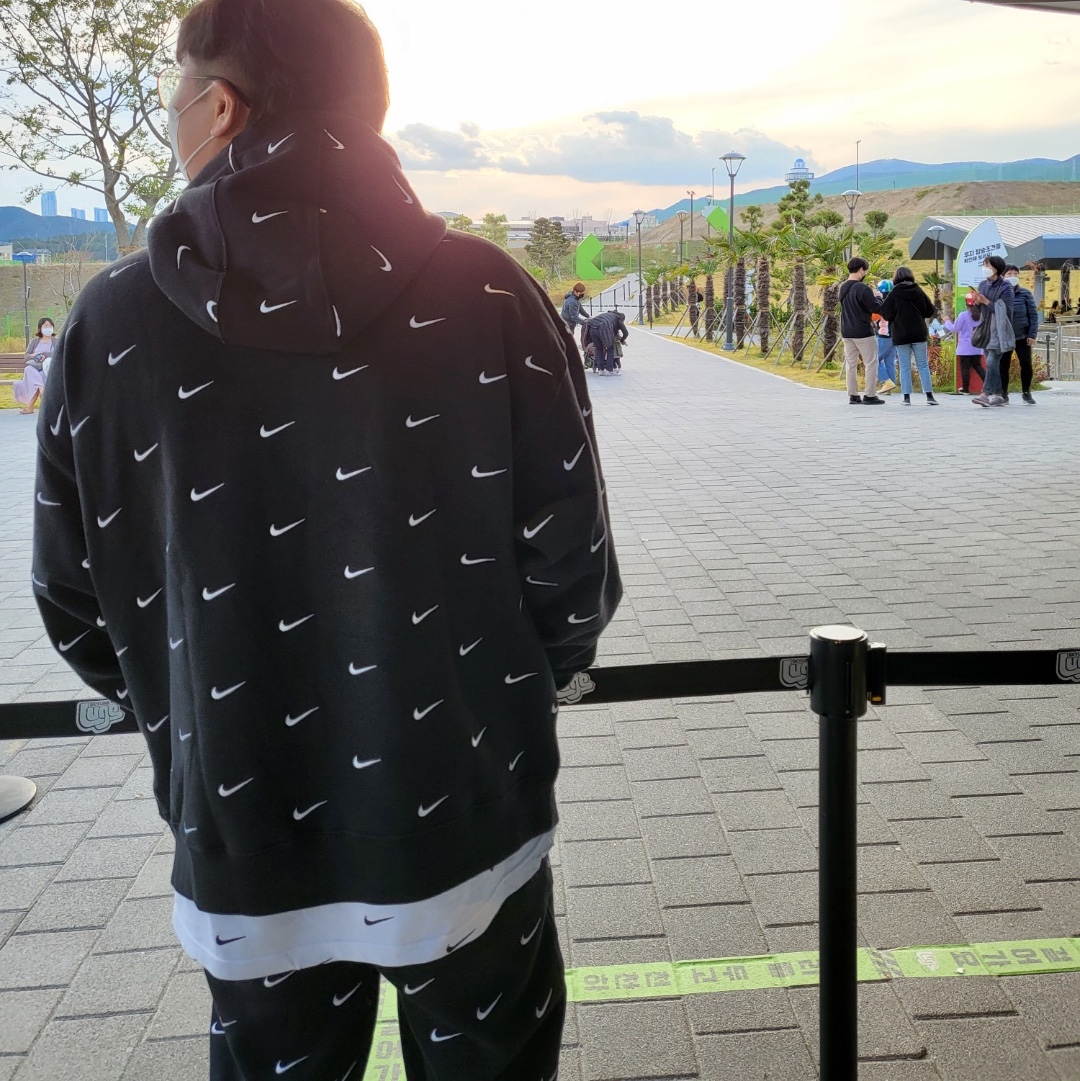 Nike x Peaceminusone Air Force 1 Low Para-Noise, Nike NRG Swoosh Logo T-Shirt White 착용 스타일 - 2