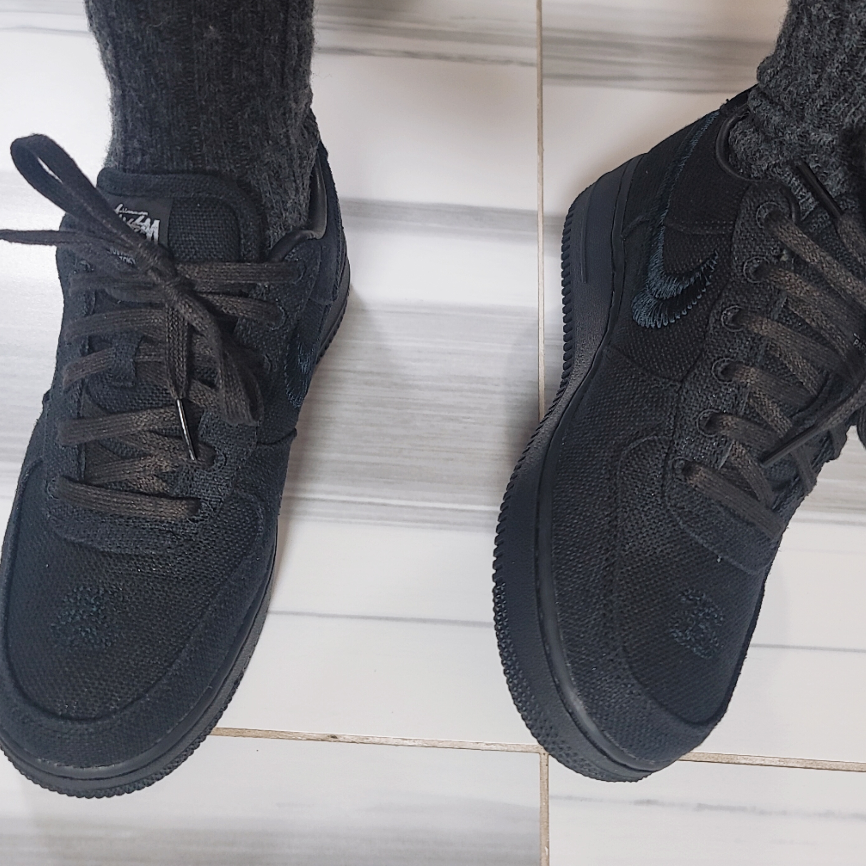 Nike x Stussy Air Force 1 Low Triple Black 착용 스타일 - 1