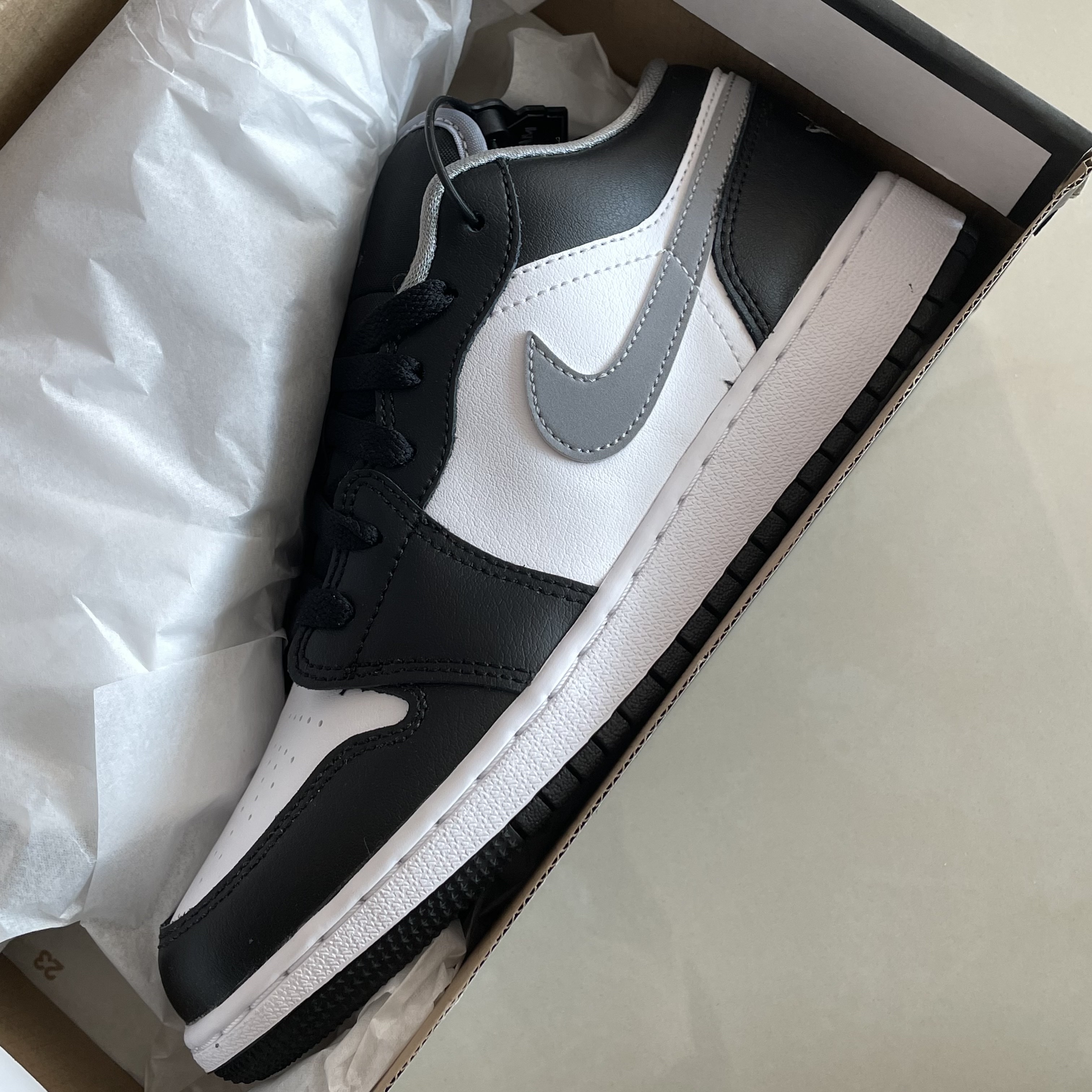 Jordan 1 Low Black Particle Grey 착용 스타일