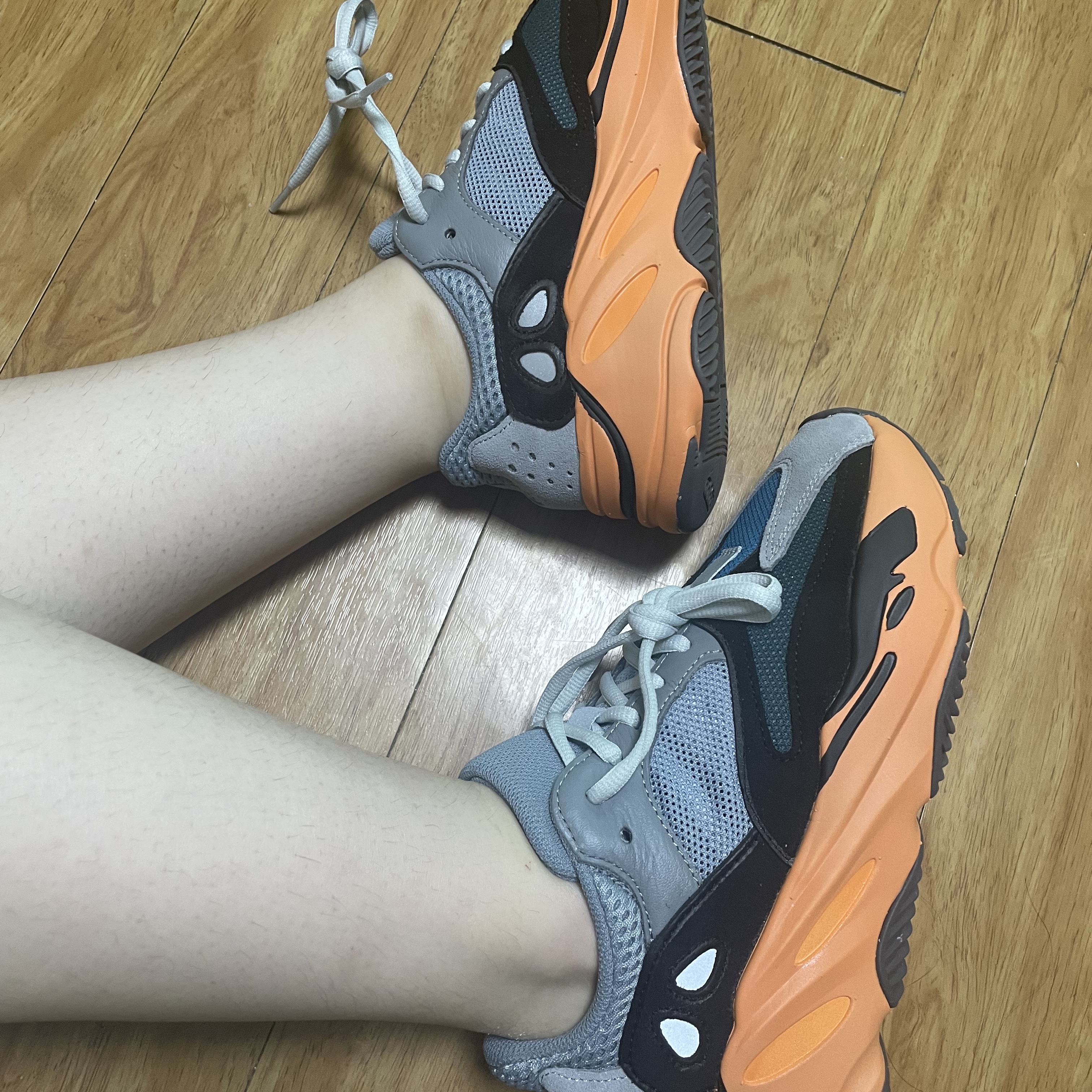 Adidas Yeezy Boost 700 Wash Orange 착용 스타일 - 1