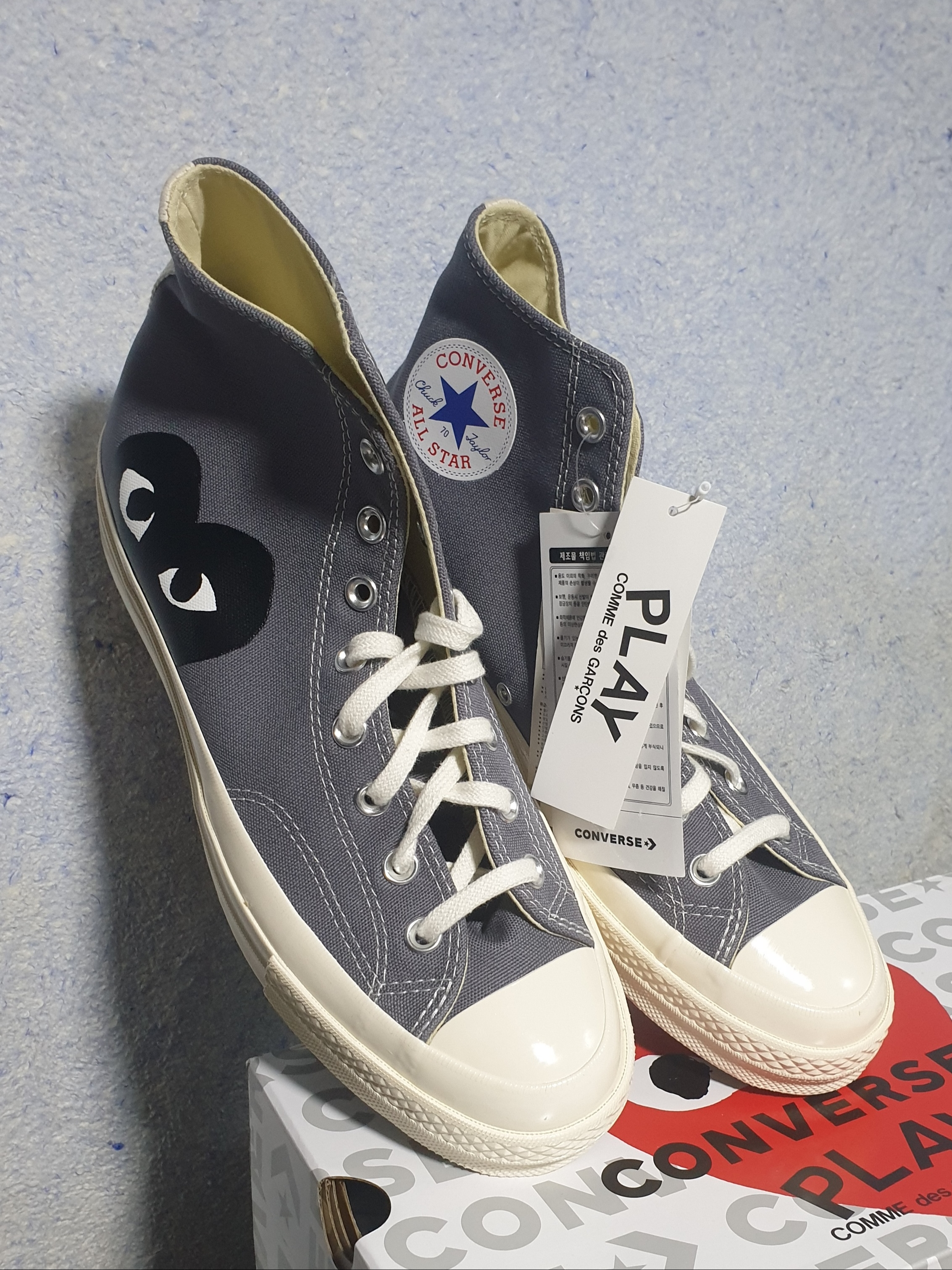Converse x Play Comme des Garcons Chuck 70 Hi Steel Gray 착용 스타일 - 2