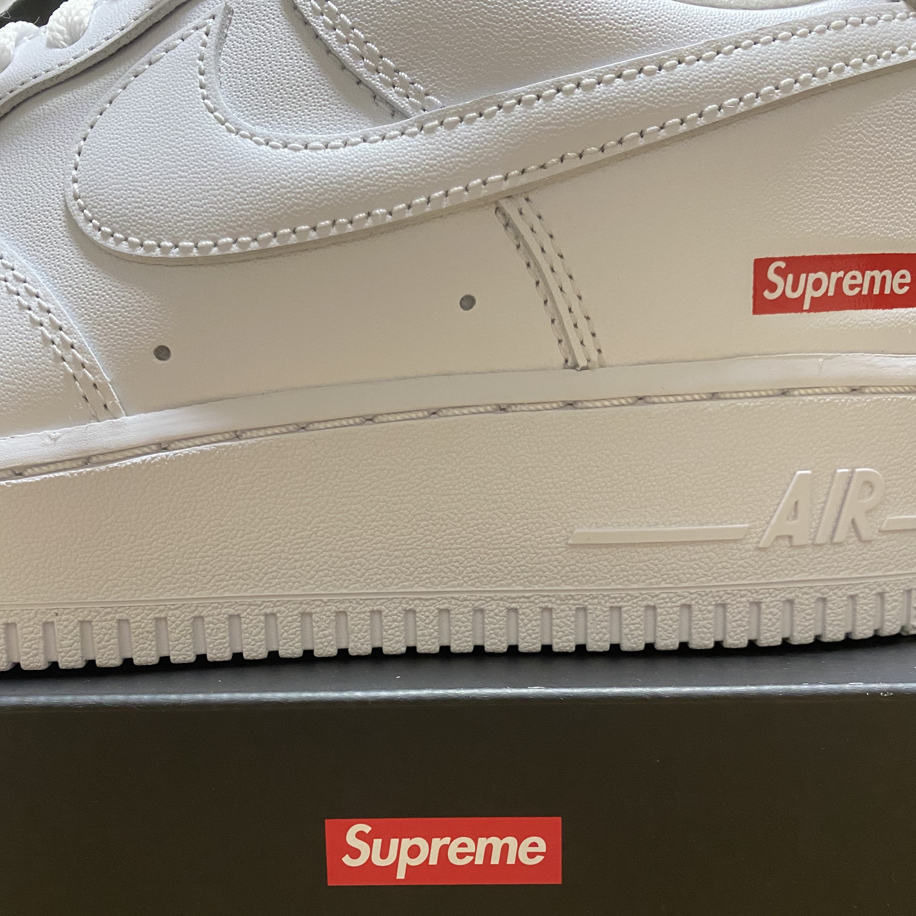 Nike x Supreme Air Force 1 Low White 착용 스타일