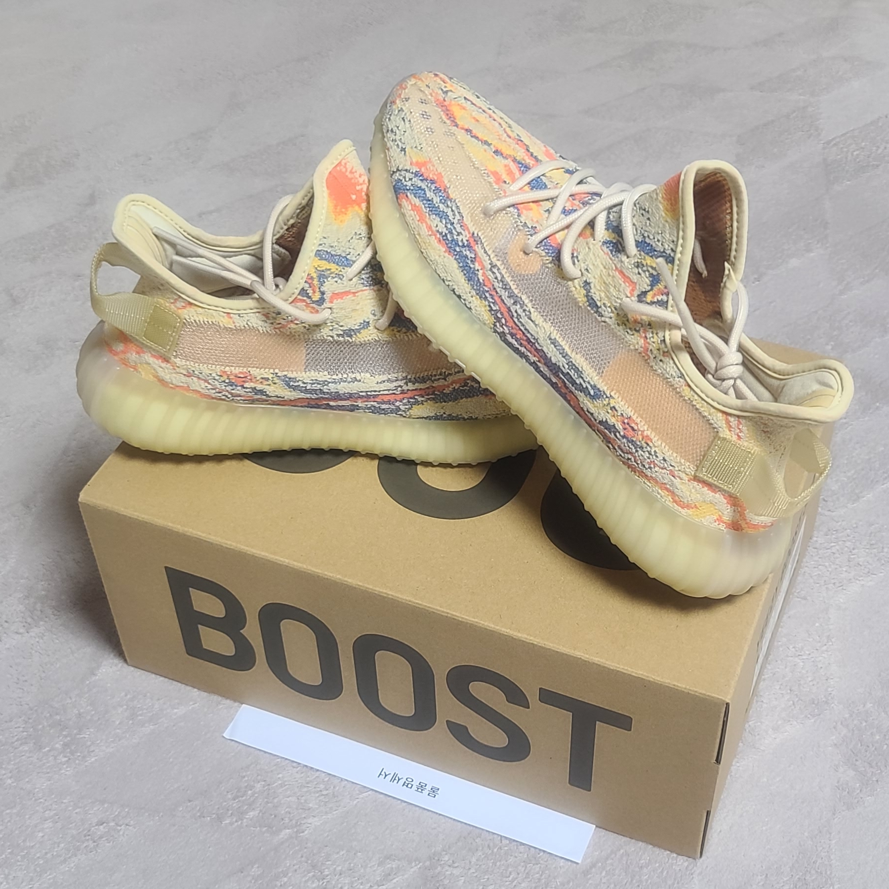 Adidas Yeezy Boost 350 V2 MX Oat 착용 스타일 - 1