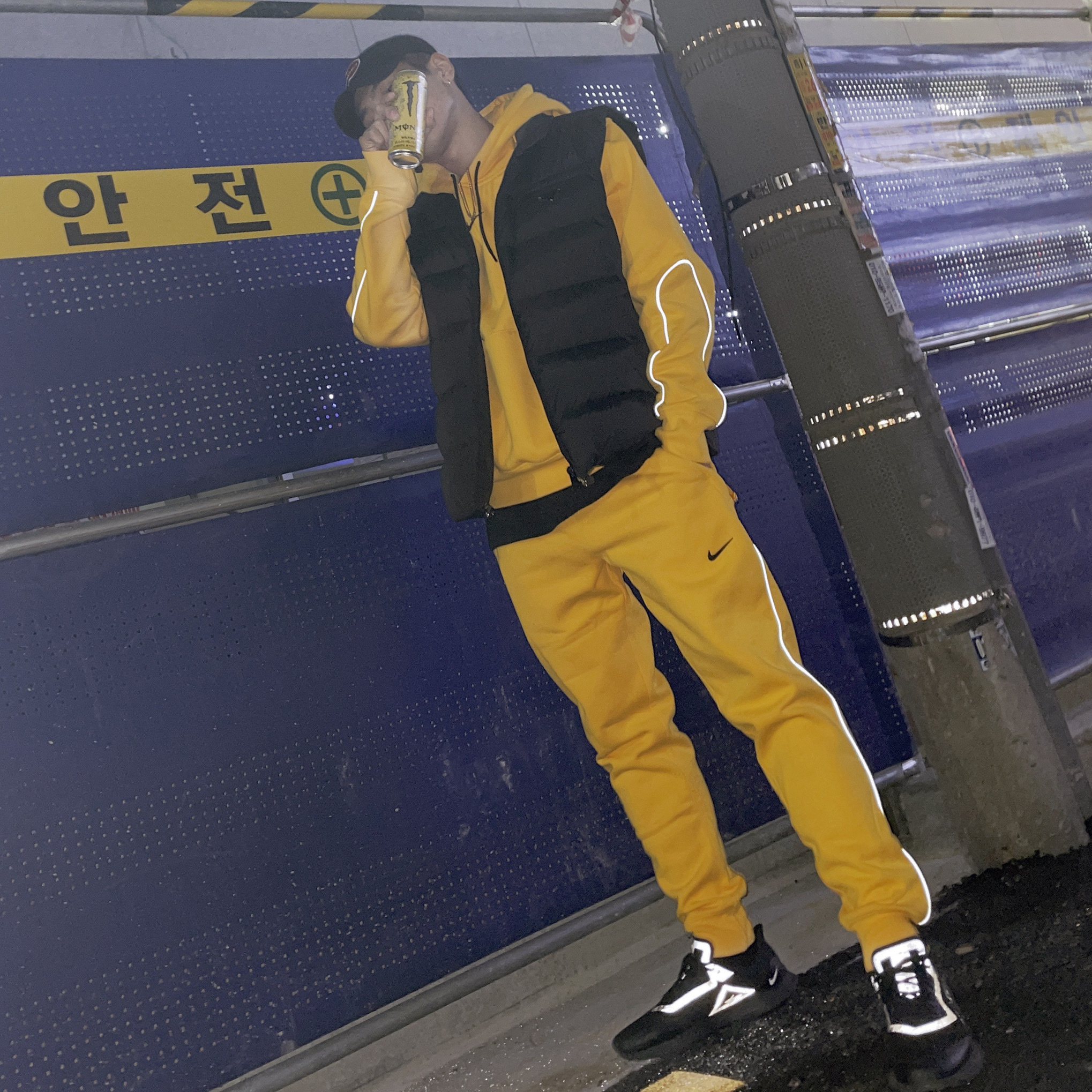 Nike x Drake Nocta Fleece Pants University Gold - US/EU, Nike x Drake Nocta Essential Hoodie University Gold - US/EU 착용 스타일 - 2