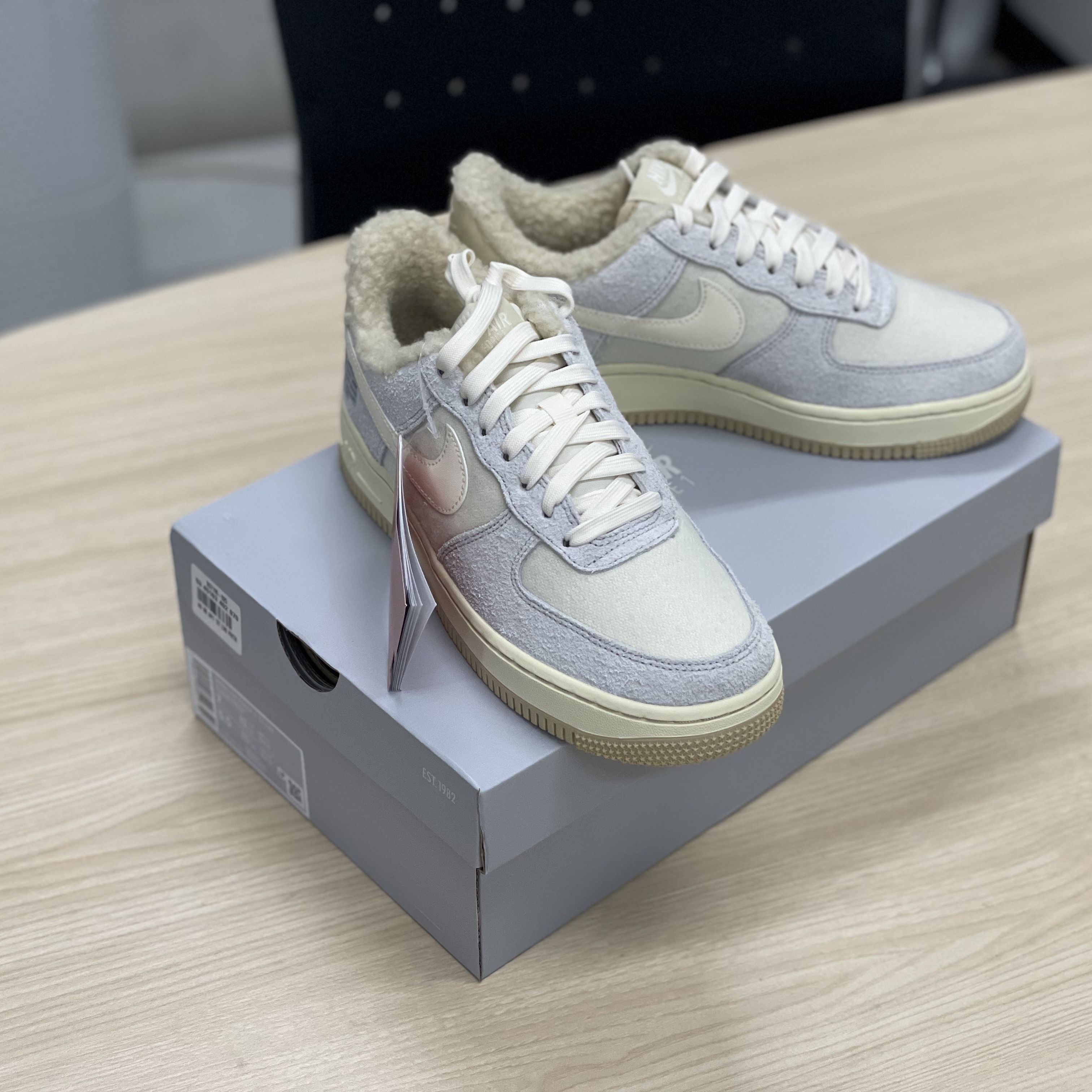 (W) Nike Air Force 1 '07 LV8 Photon Dust Cashmere 착용 스타일