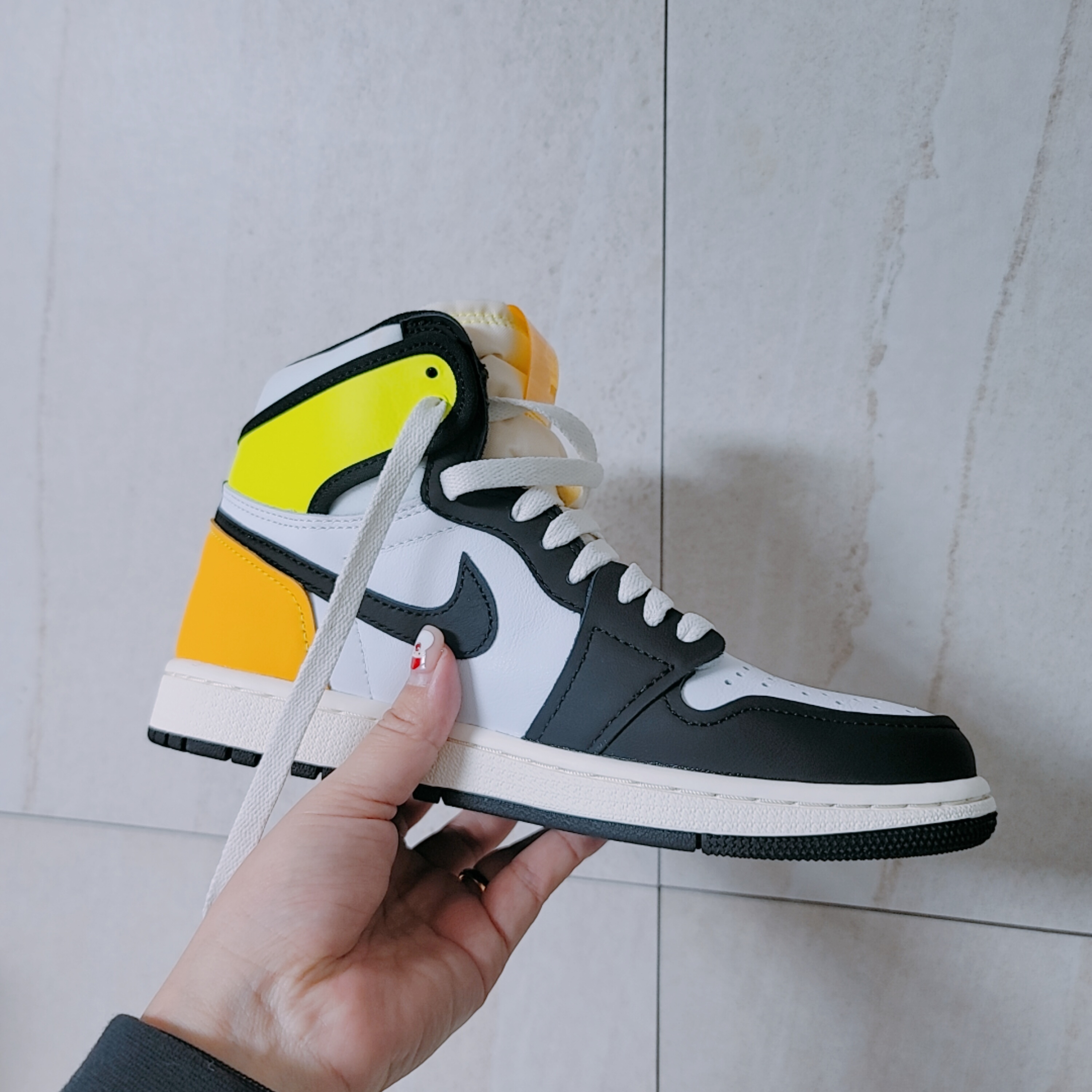 Jordan 1 Retro High OG Volt Gold 착용 스타일 - 4