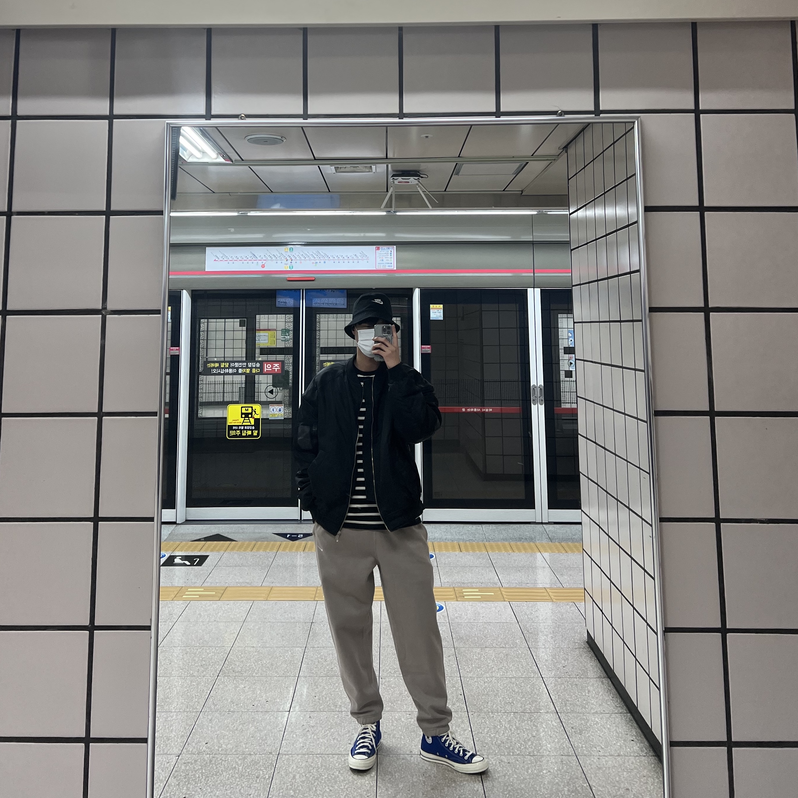 Nike NRG Solo Swoosh Fleece Pants Malt - Asia, Converse Chuck 70 High Rush Blue 착용 스타일