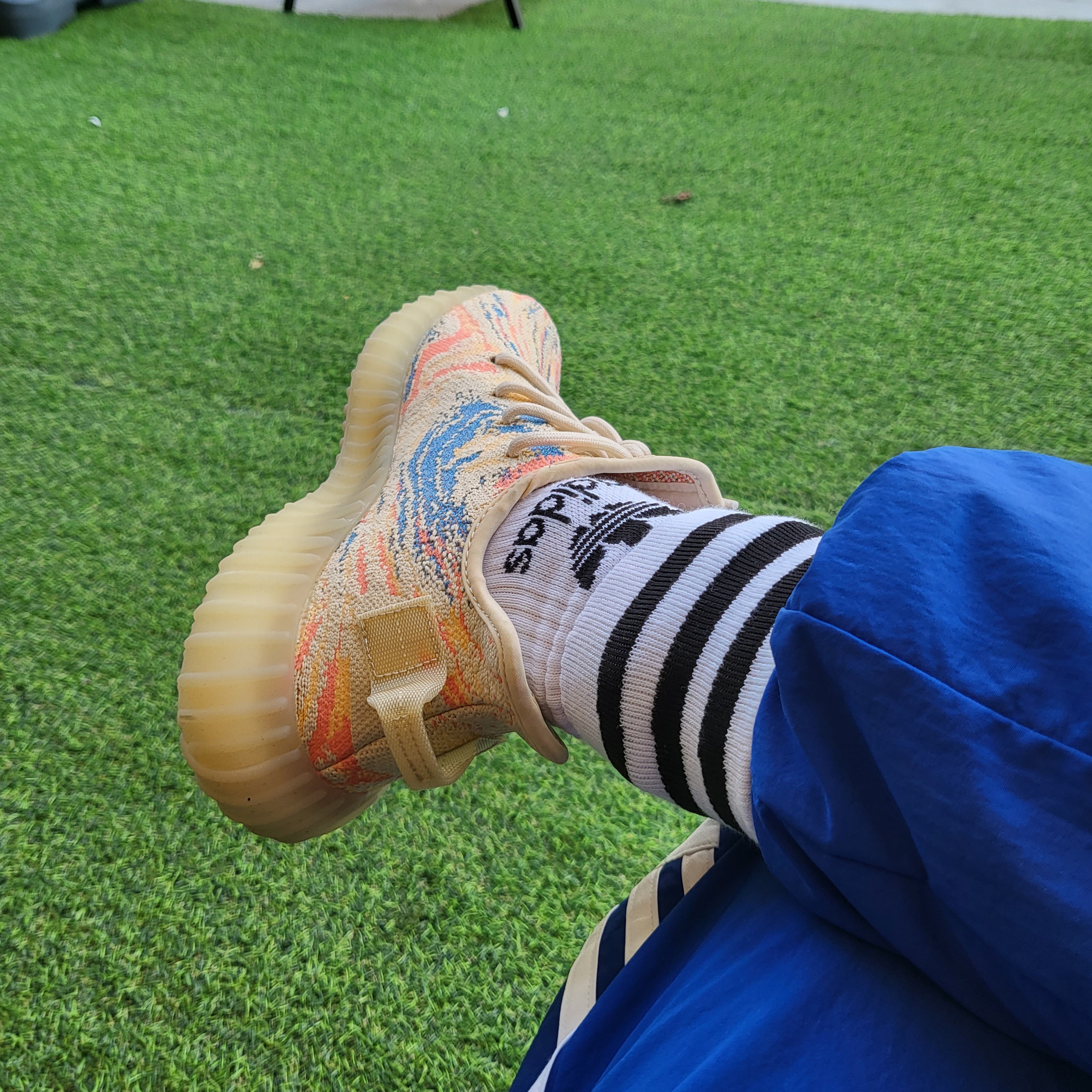 Adidas Yeezy Boost 350 V2 MX Oat 착용 스타일