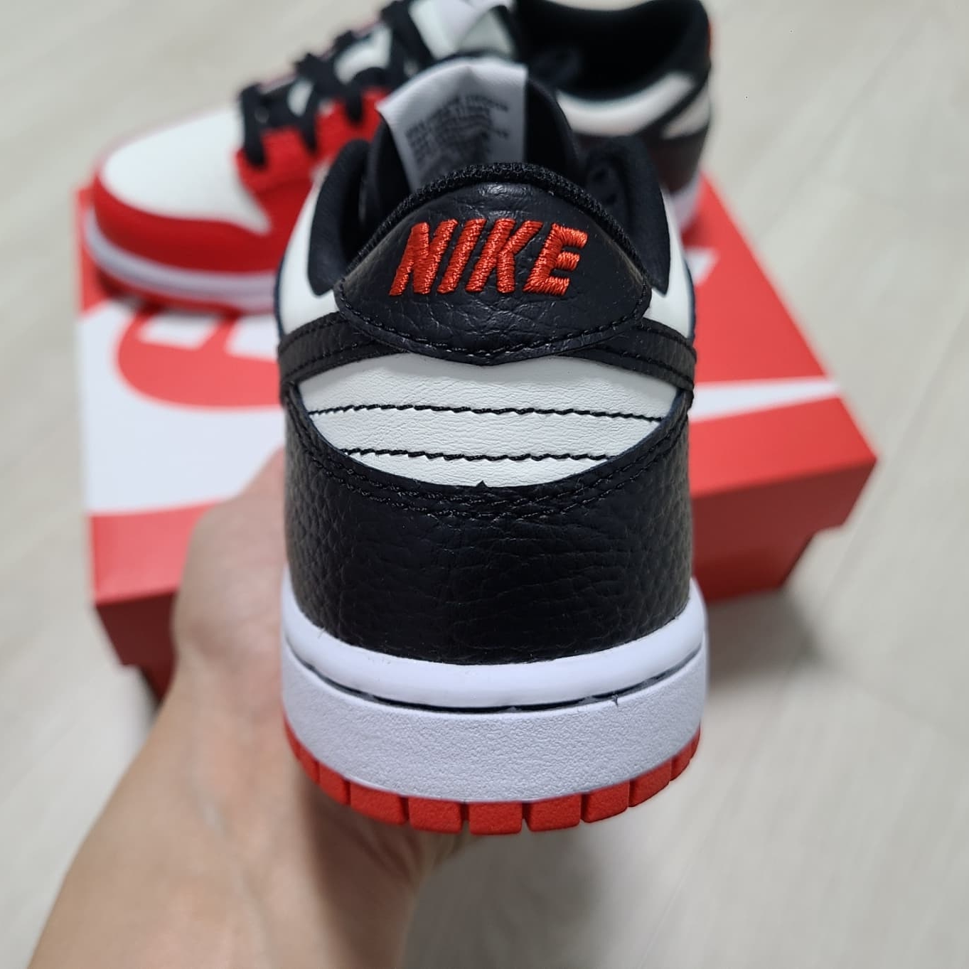 (PS) Nike x NBA Dunk Low Black and Chile Red 착용 스타일 - 3