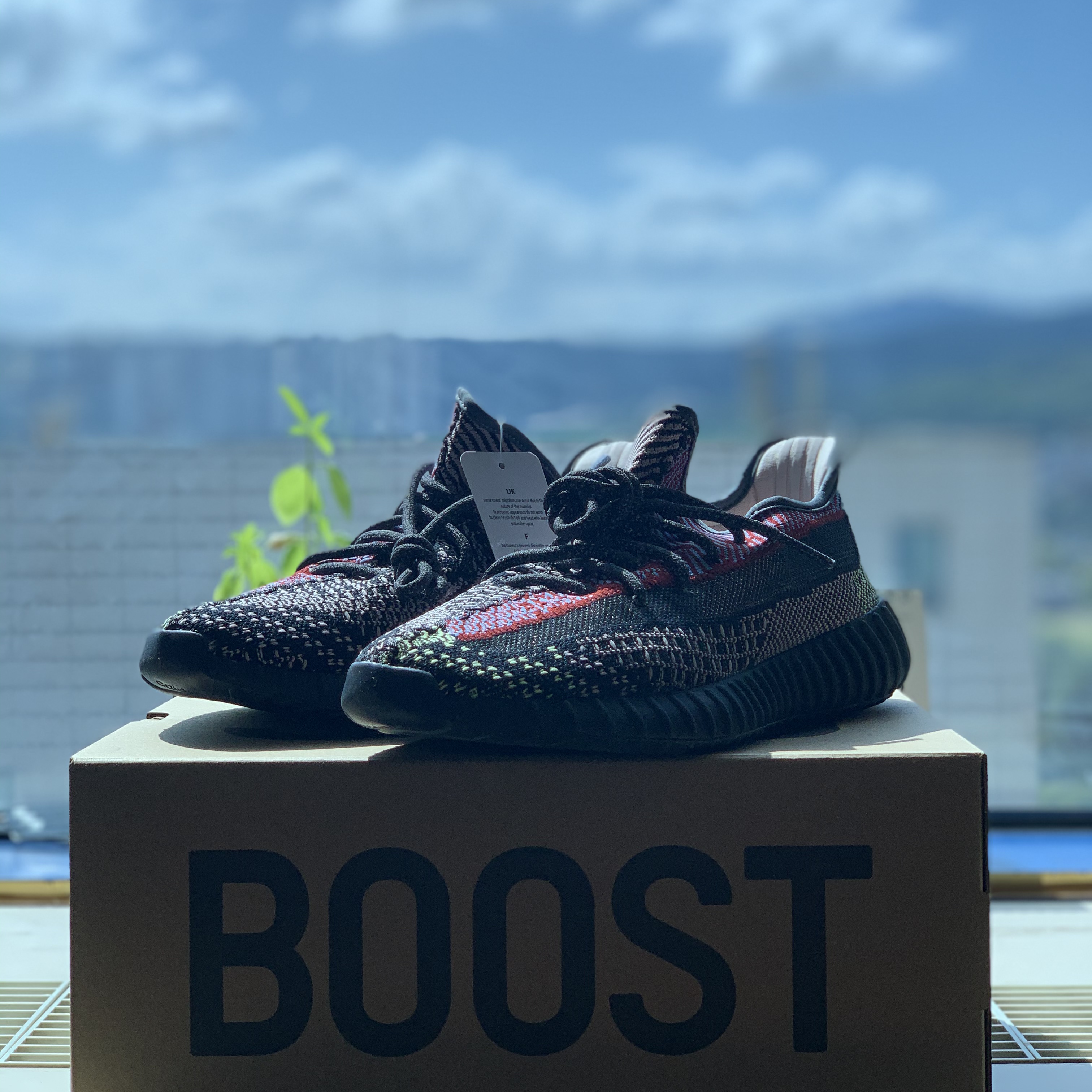 Adidas Yeezy Boost 350 V2 Yecheil - Non-Reflective 착용 스타일