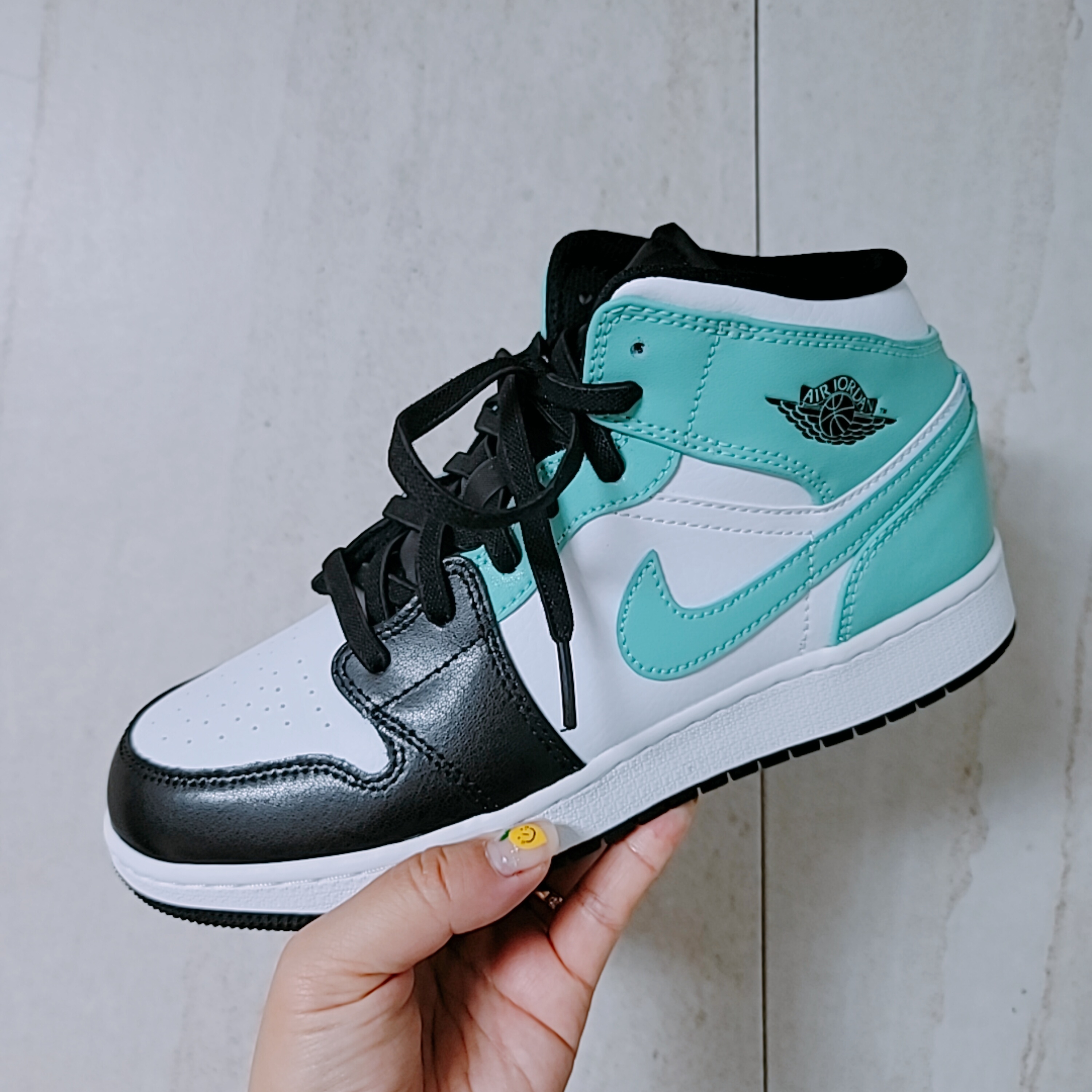 Jordan 1 Mid Tropical Twist 착용 스타일 - 3