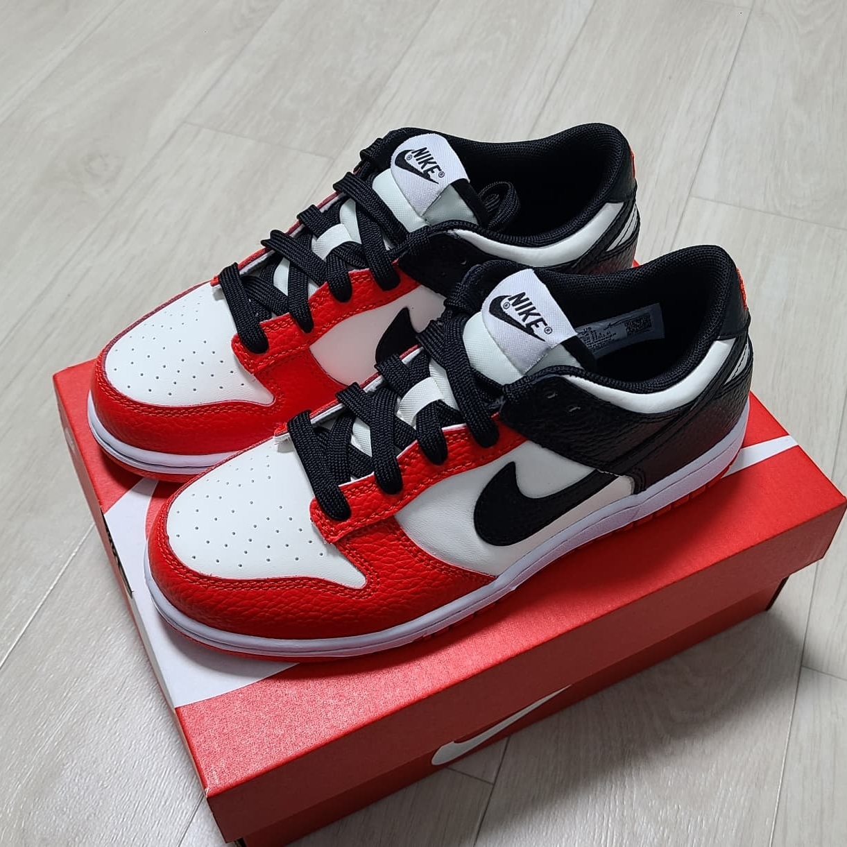 (PS) Nike x NBA Dunk Low Black and Chile Red 착용 스타일 - 2