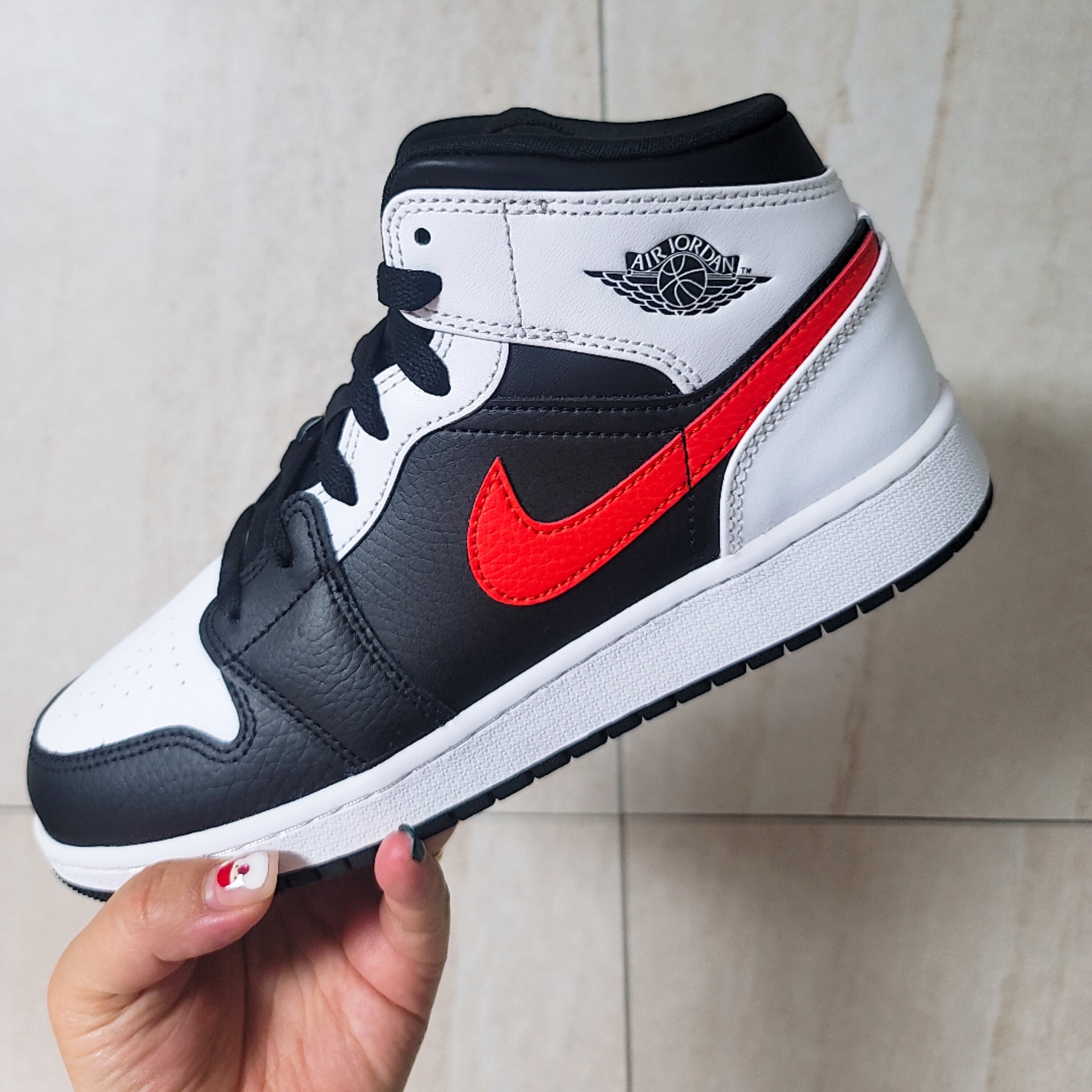 (GS) Jordan 1 Mid Black Chile Red, Essentials 3D Silicon Applique Boxy Long Sleeve T-Shirt Taupe - 20FW 착용 스타일 - 2