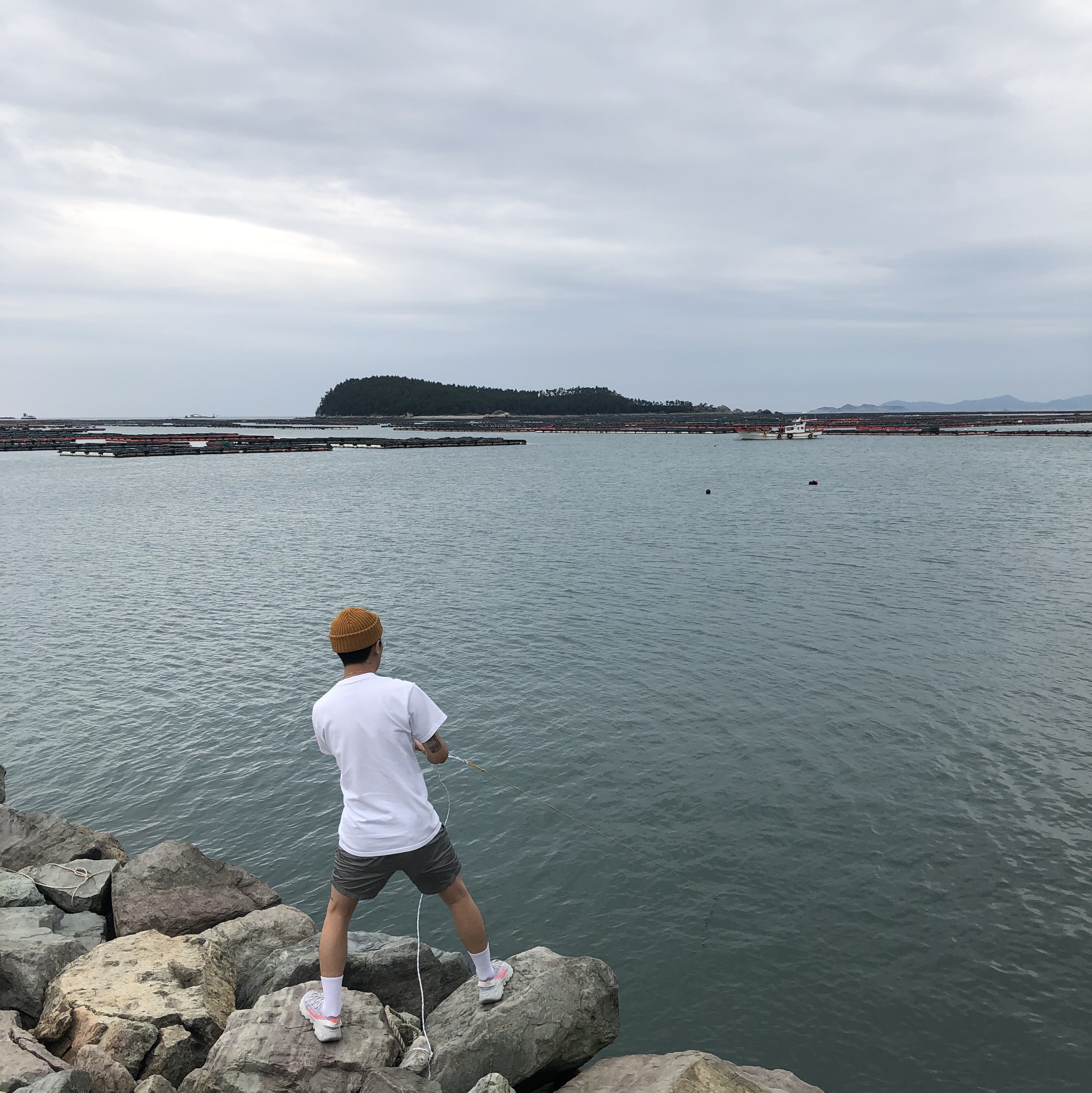 (W) Nike Space Hippie 04 Summit White Hyper Crimson, Nike ACG Logo T-Shirt White Deep Royal Blue - Asia 착용 스타일