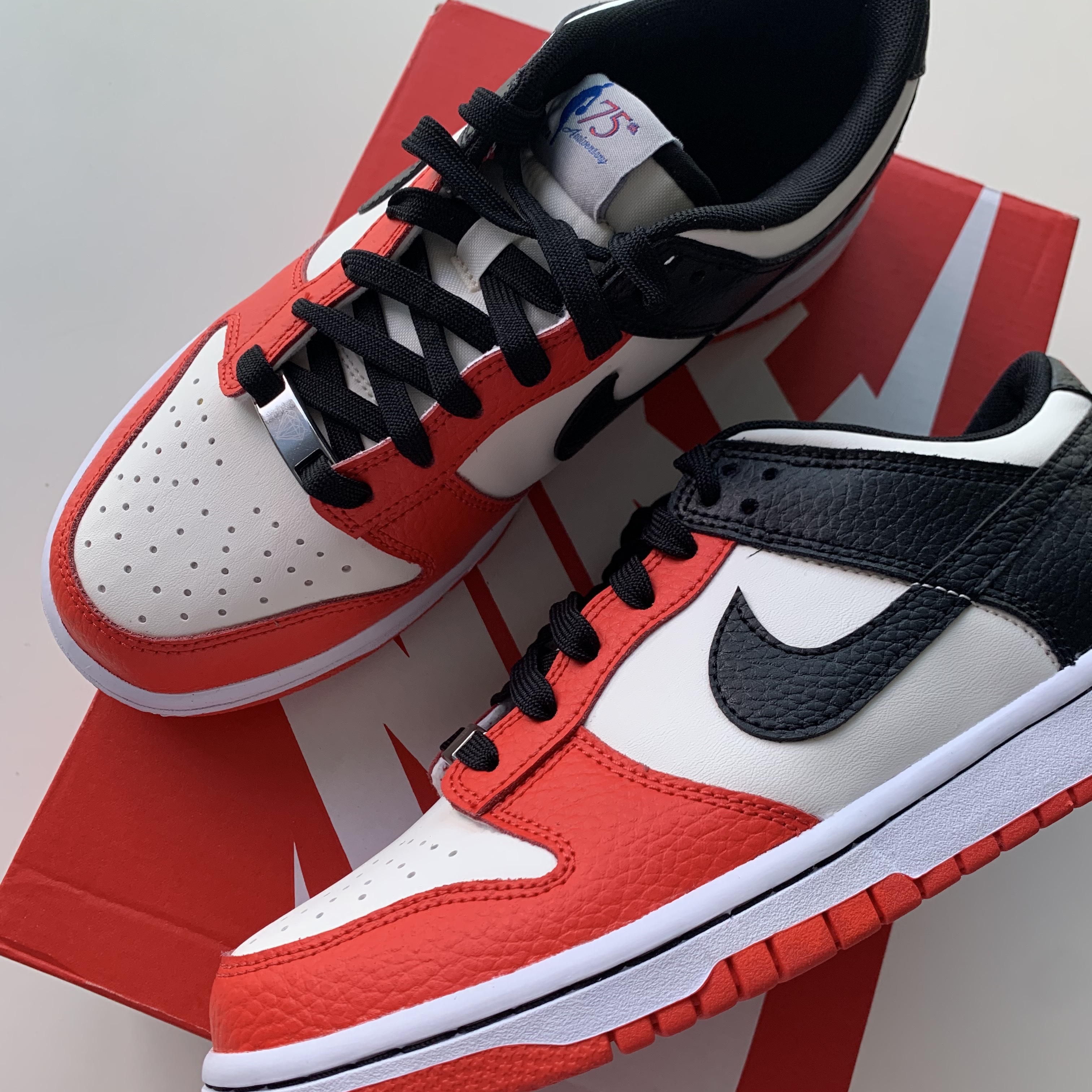 (GS) Nike x NBA Dunk Low Black and Chile Red 착용 스타일 - 2