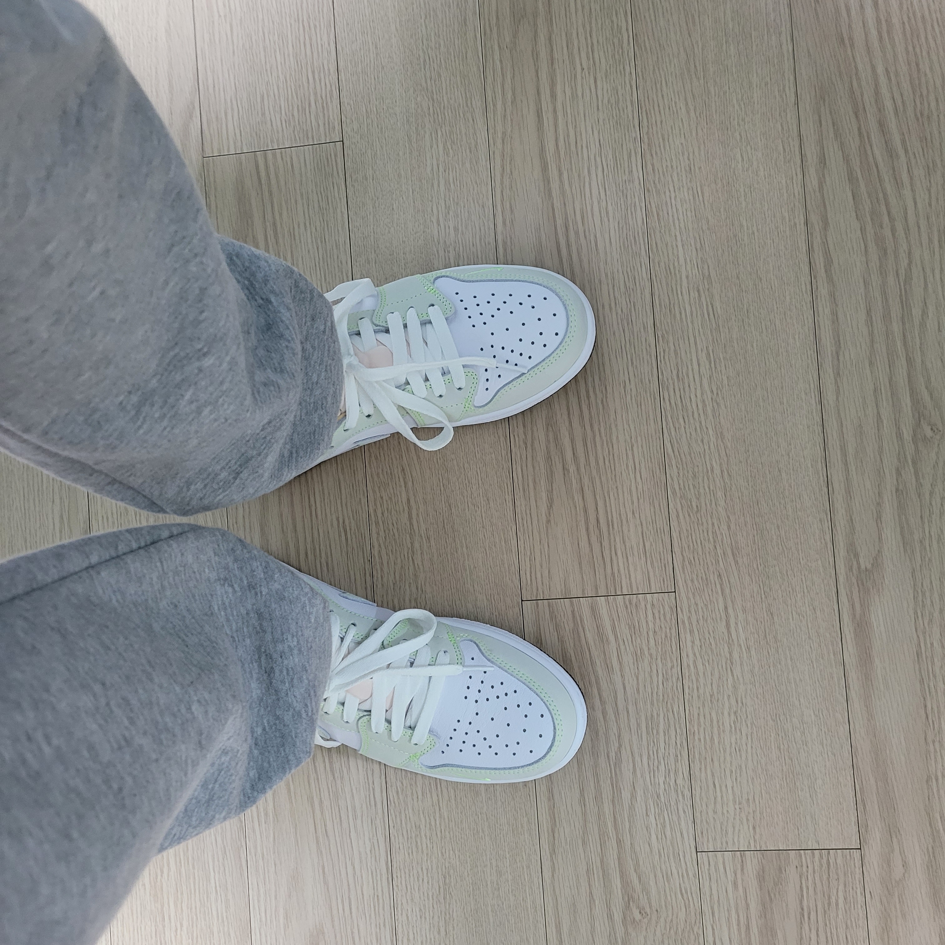 Jordan 1 Low OG Ghost Green 착용 스타일 - 3