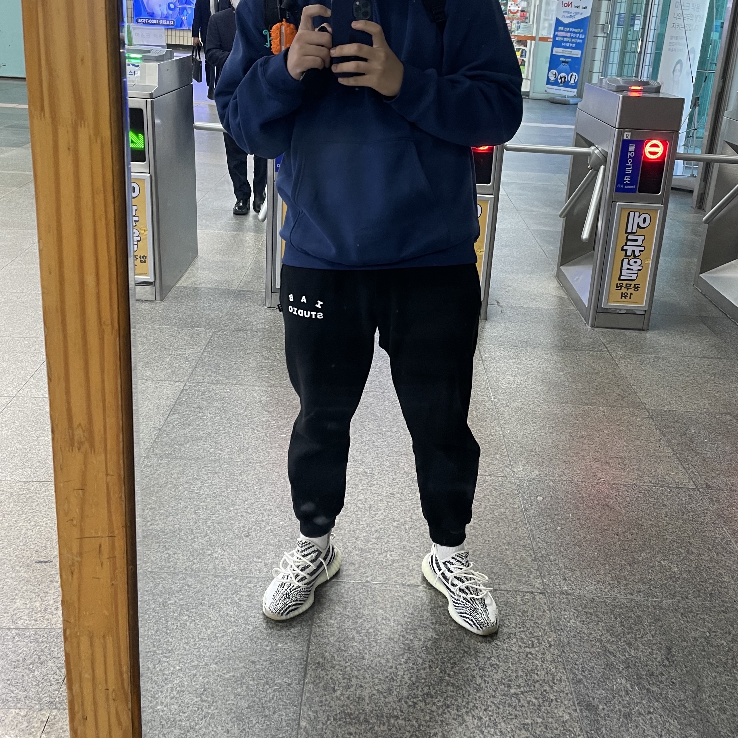 IAB Studio x Obey Eyes Icon Hoodie Oceana, IAB Studio Sweatpants Black White - 19FW 착용 스타일