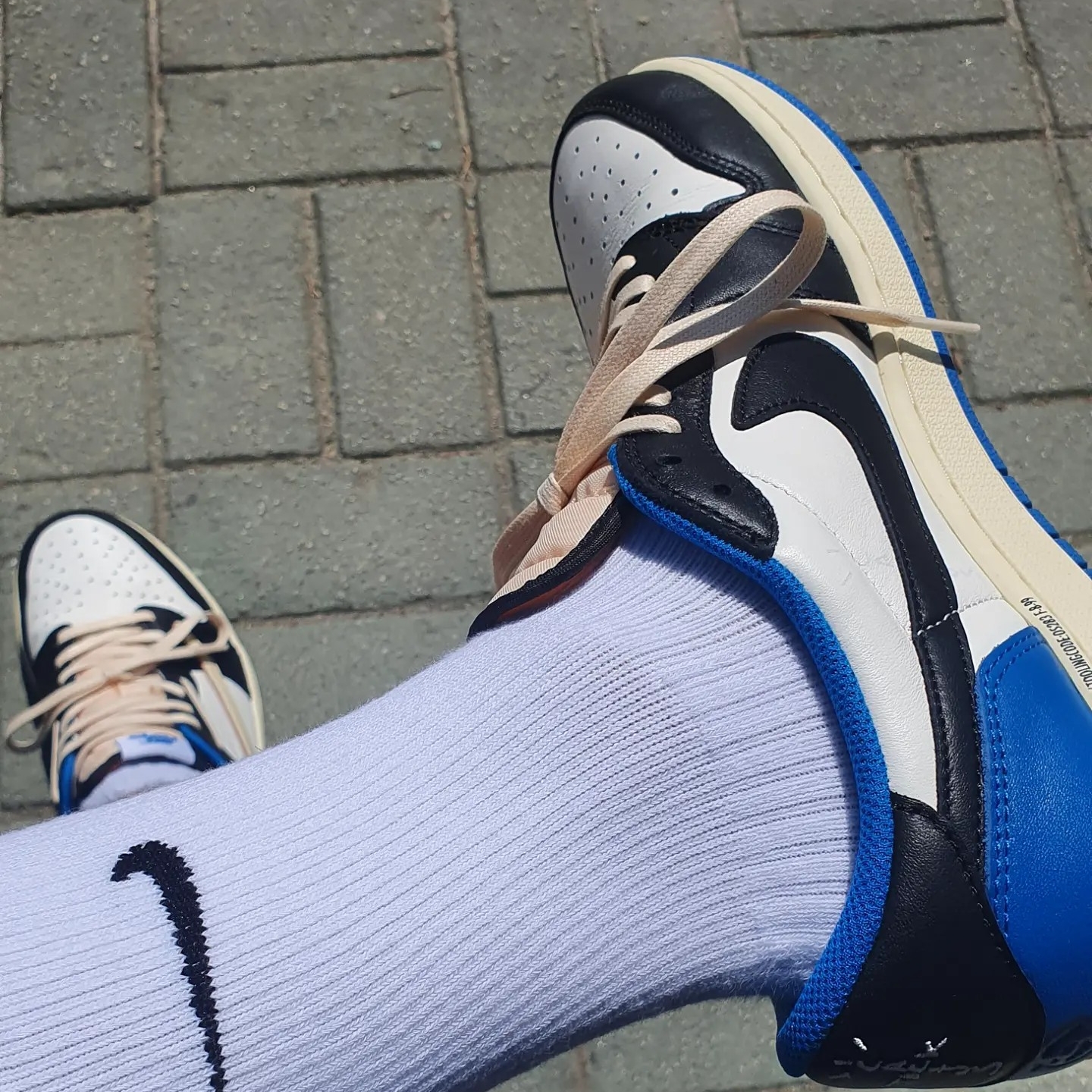 Jordan 1 x Travis Scott x Fragment Retro Low OG SP Military Blue 착용 스타일 - 1