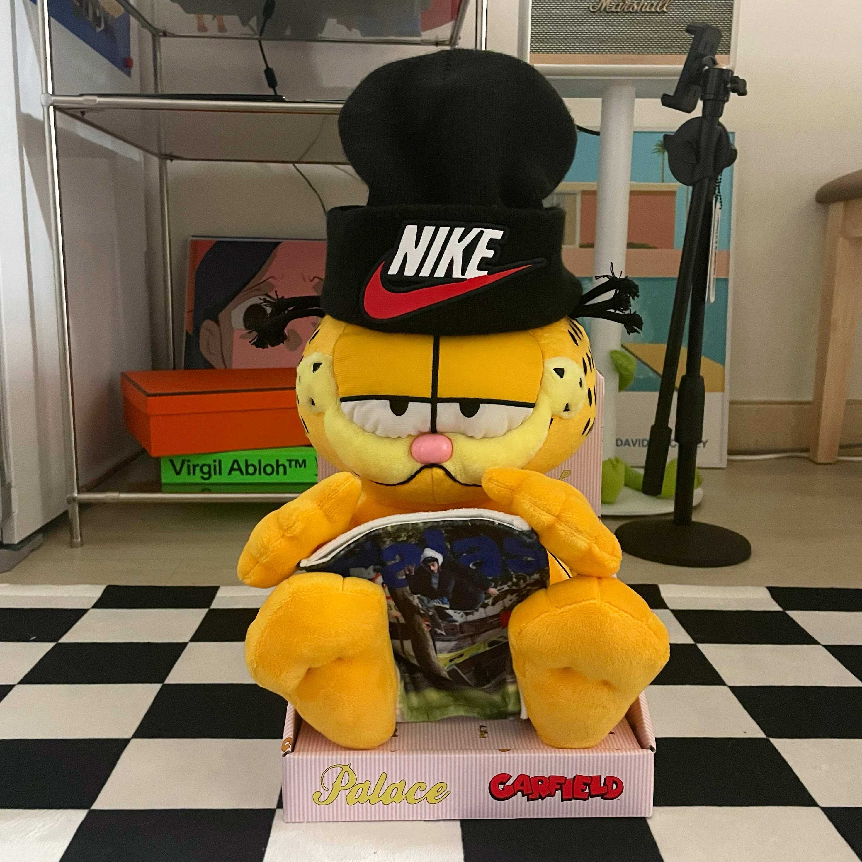 Palace Garfield Toy Orange - 21FW, Supreme x Nike Beanie Navy - 18FW 착용 스타일