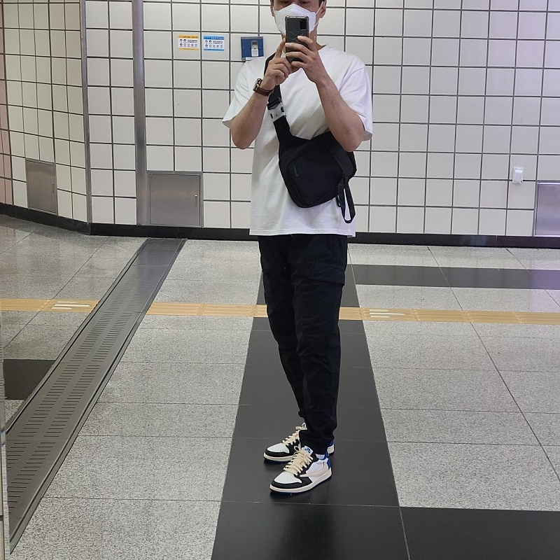 Jordan 1 x Travis Scott x Fragment Retro Low OG SP Military Blue 착용 스타일