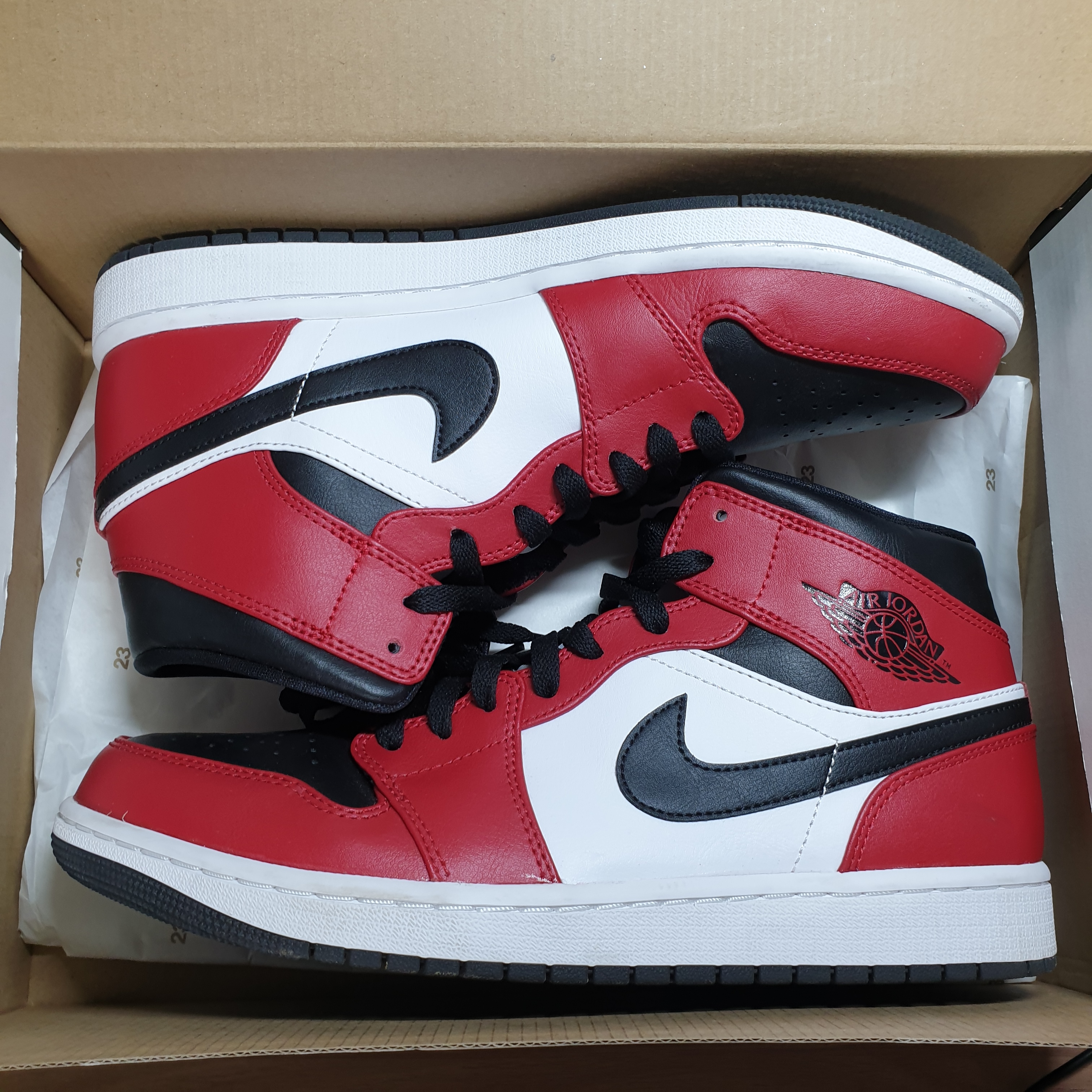 Jordan 1 Mid Chicago Black Toe 착용 스타일