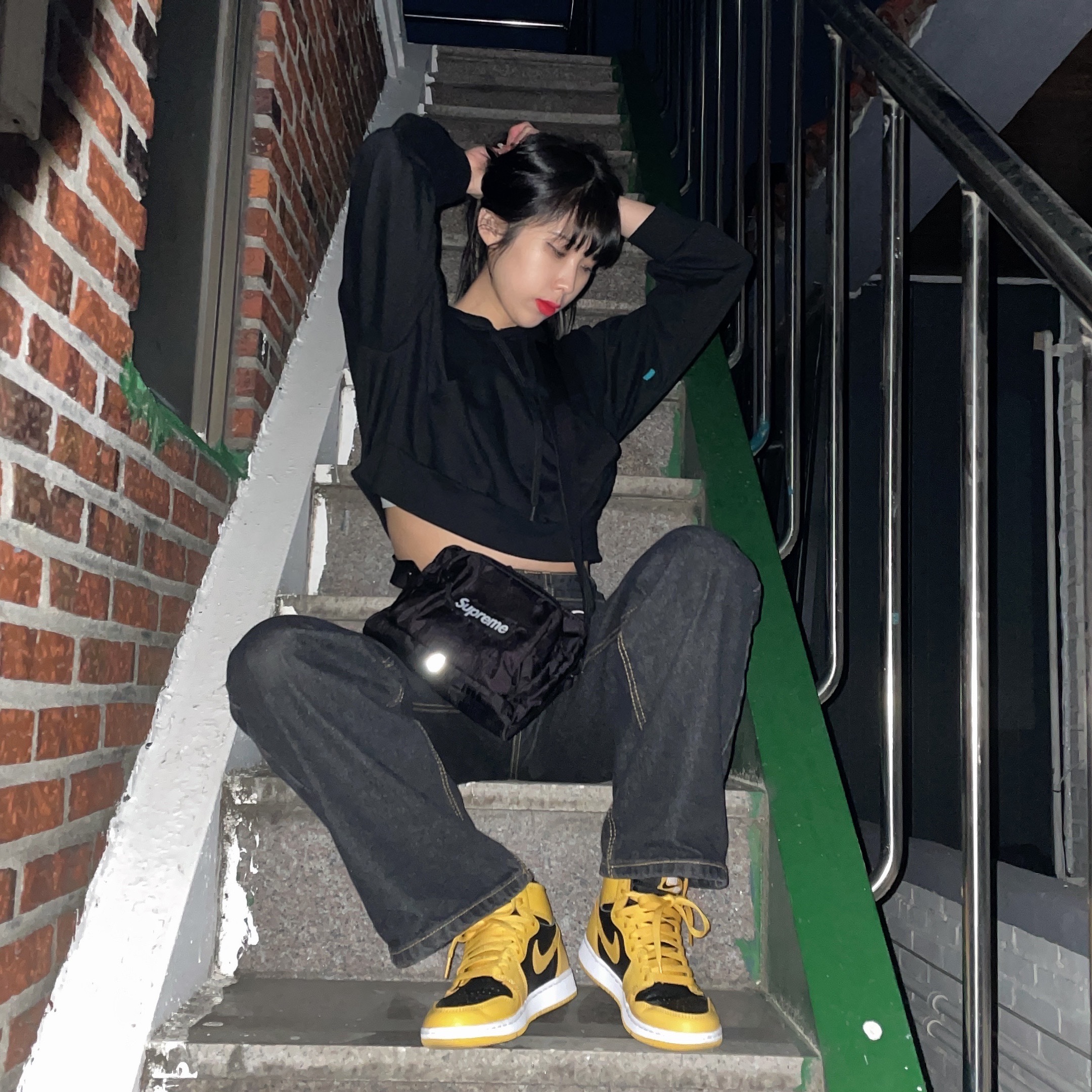 (GS) Jordan 1 Retro High OG Pollen, Supreme Shoulder Bag Black - 19SS 착용 스타일 - 2