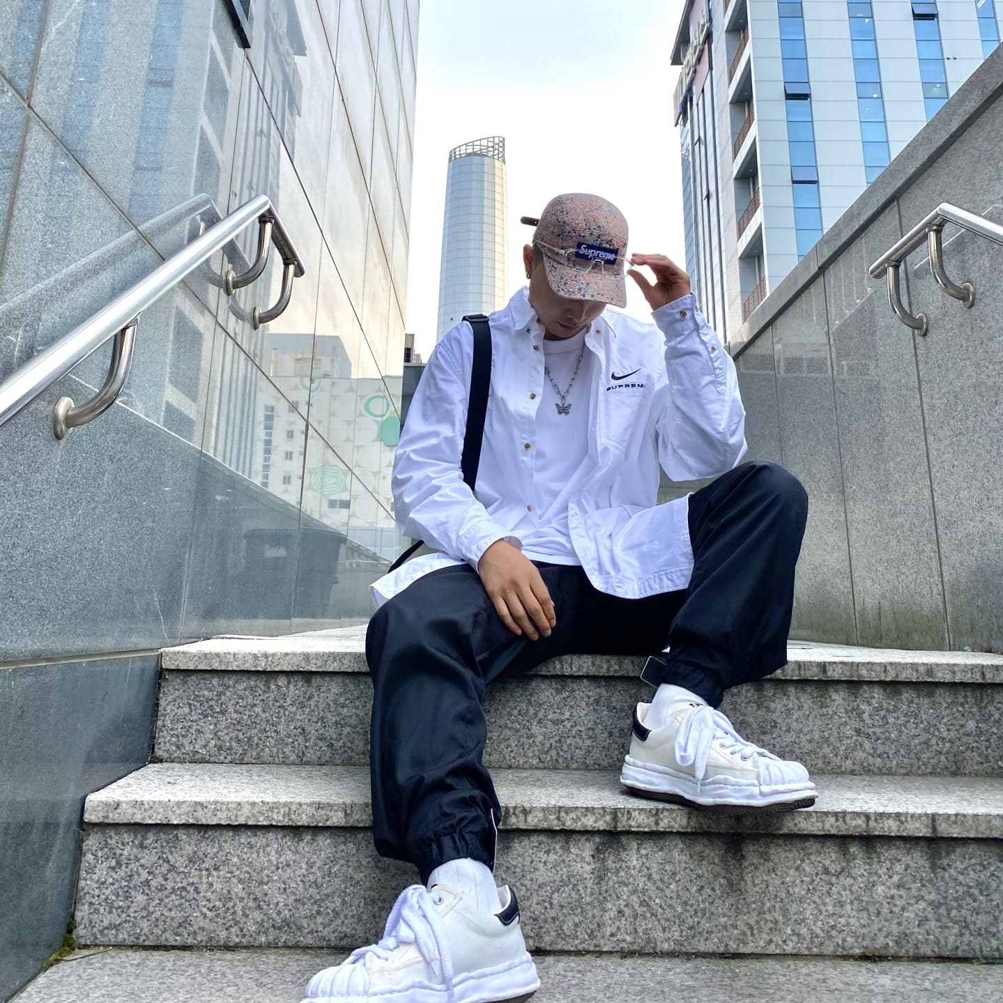 Supreme x Nike Cotton Twill Shirt White - 21SS, Maison Mihara Yasuhiro Blakey OG Sole Canvas Low-top Sneakers White 착용 스타일 - 3